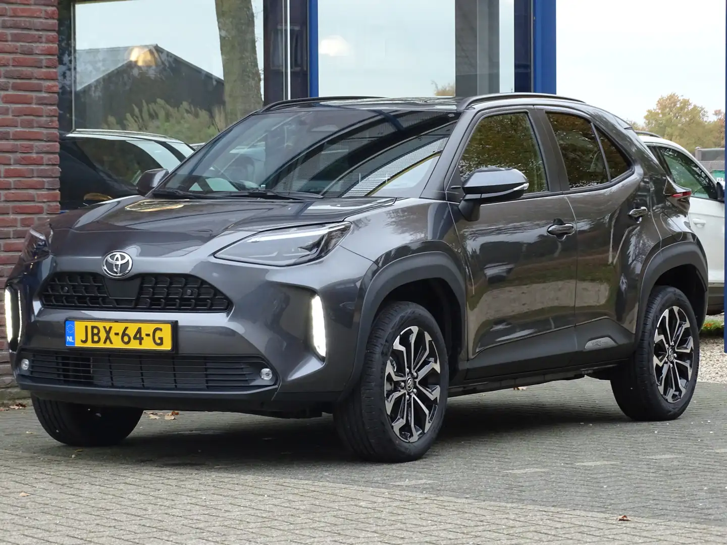 Toyota Yaris Cross 1.5 Hybrid 130 Dynamic Commfort / Safety Pakket Grijs - 1