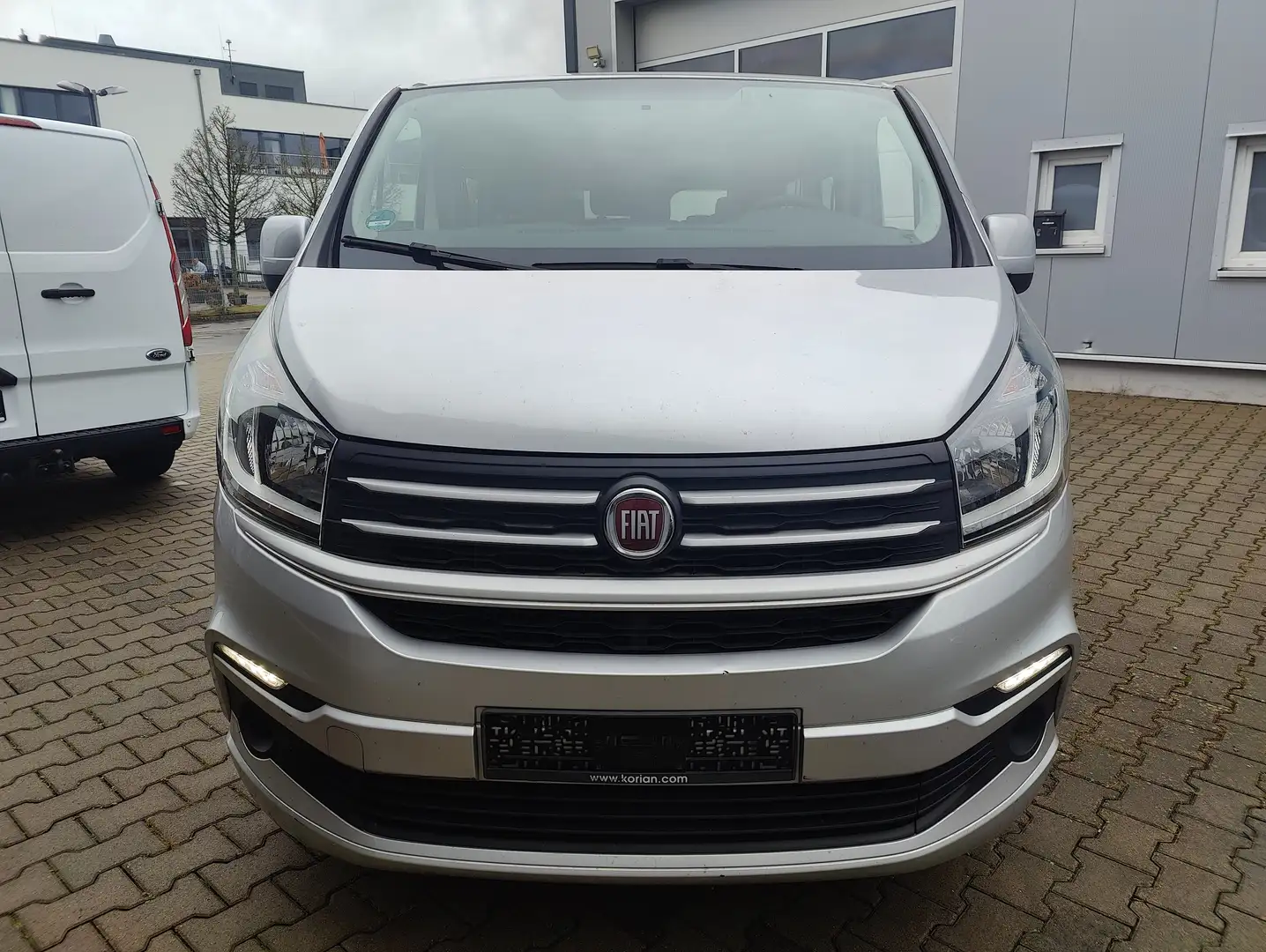 Fiat Talento L2H1 1,2t Family (M1) / 9 Sitzer / langer Radstand Grau - 2