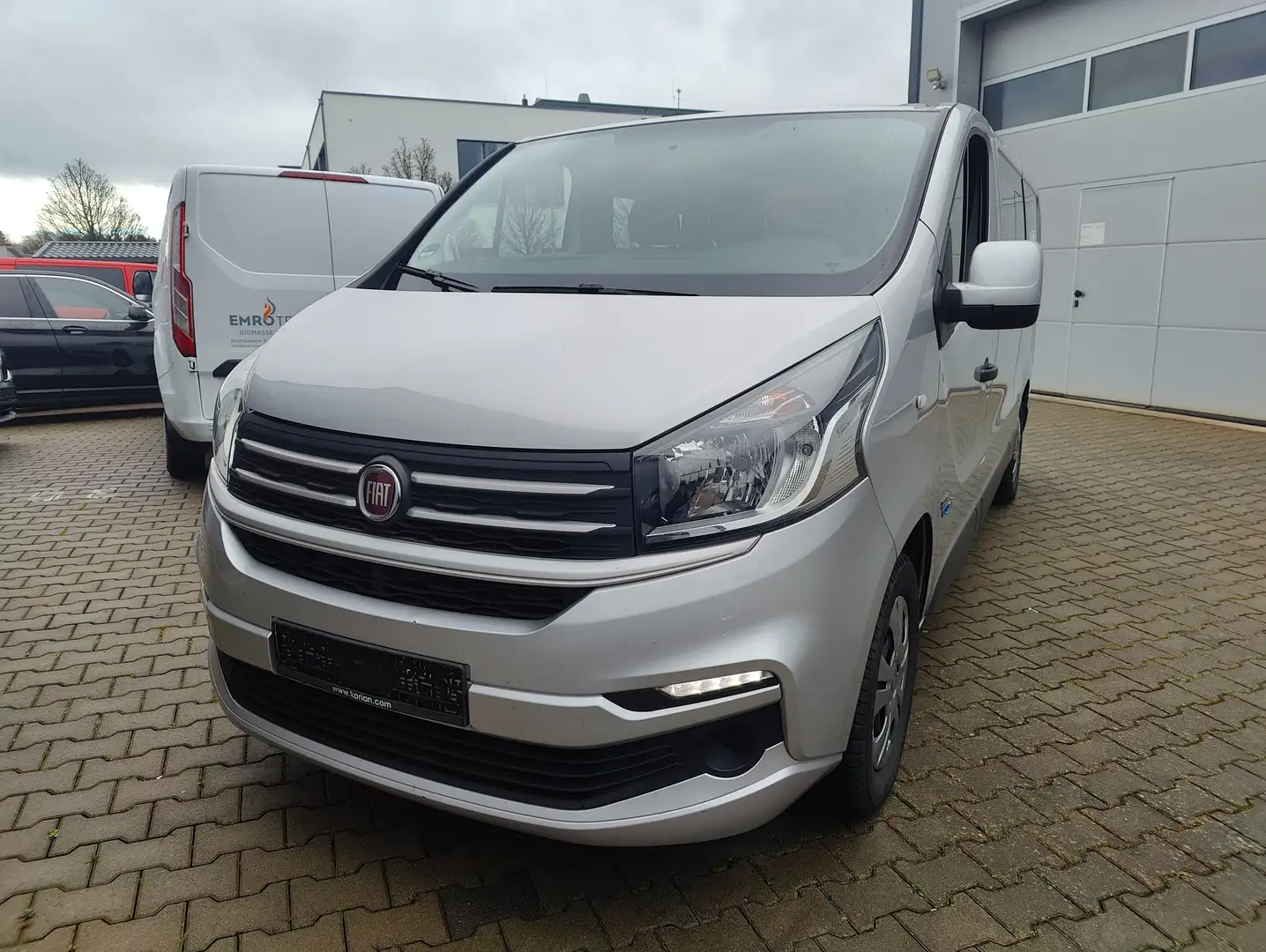 Fiat Talento L2H1 1,2t Family (M1) / 9 Sitzer / langer Radstand Grau - 1