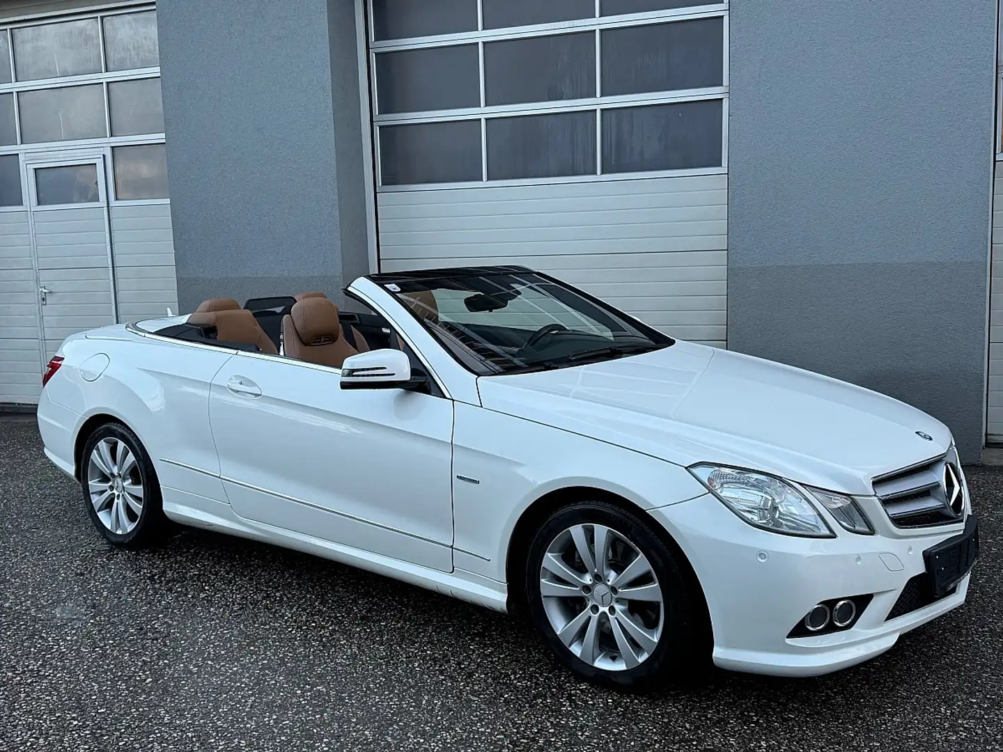 Mercedes-Benz E 200 CGI Cabrio Aut. *AMG-Sportpaket* Weiß - 2