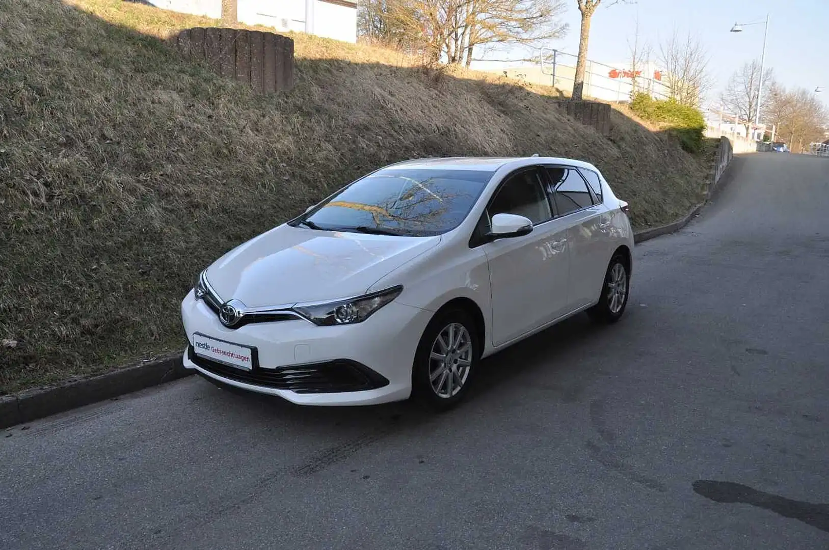Toyota Auris 1.33 Dual-VVT-i Cool White - 1