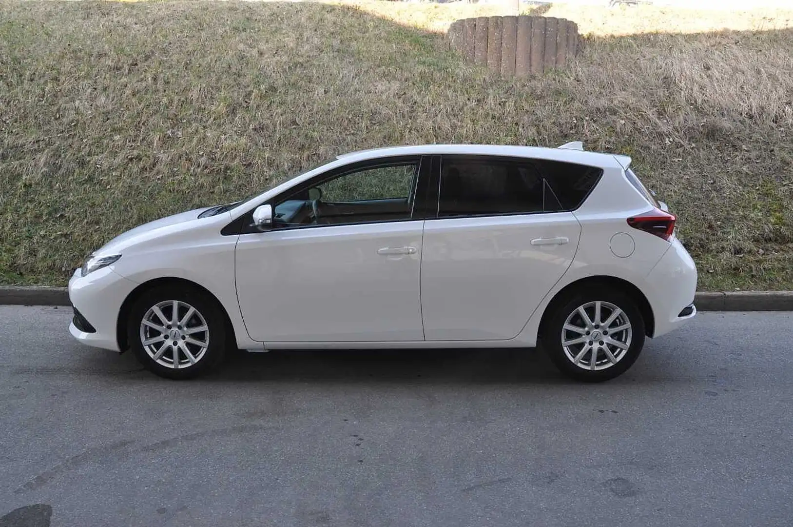 Toyota Auris 1.33 Dual-VVT-i Cool White - 2