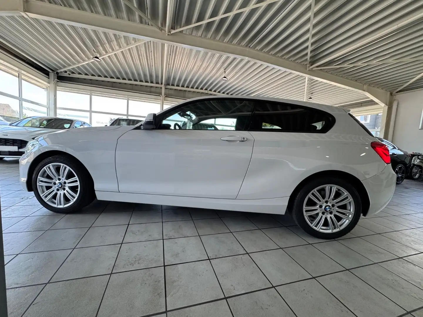 BMW 118 i/M SPORT 17"/LED/PDC/SHZ/BT/TEL/2.HD Weiß - 2