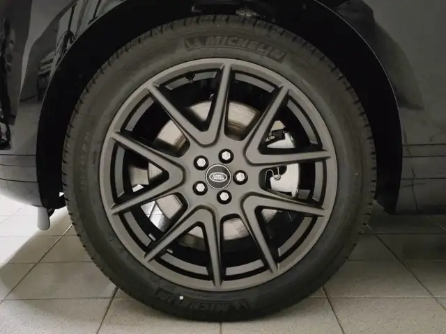 Land Rover Range Rover Velar view 9