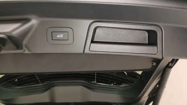 Land Rover Range Rover Velar view 23