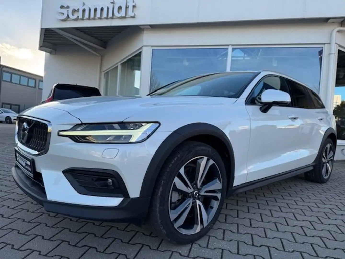 Volvo V60 Cross Country B5 B AWD Ultimate Standheizung Weiß - 1