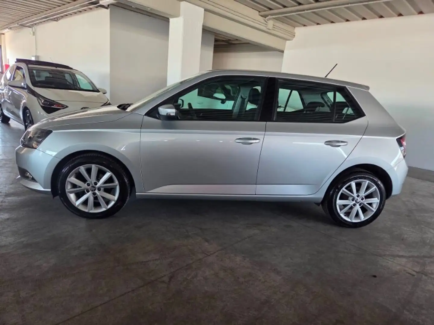 Skoda Fabia 1.0 MPI 75 CV Design Edition Argento - 2
