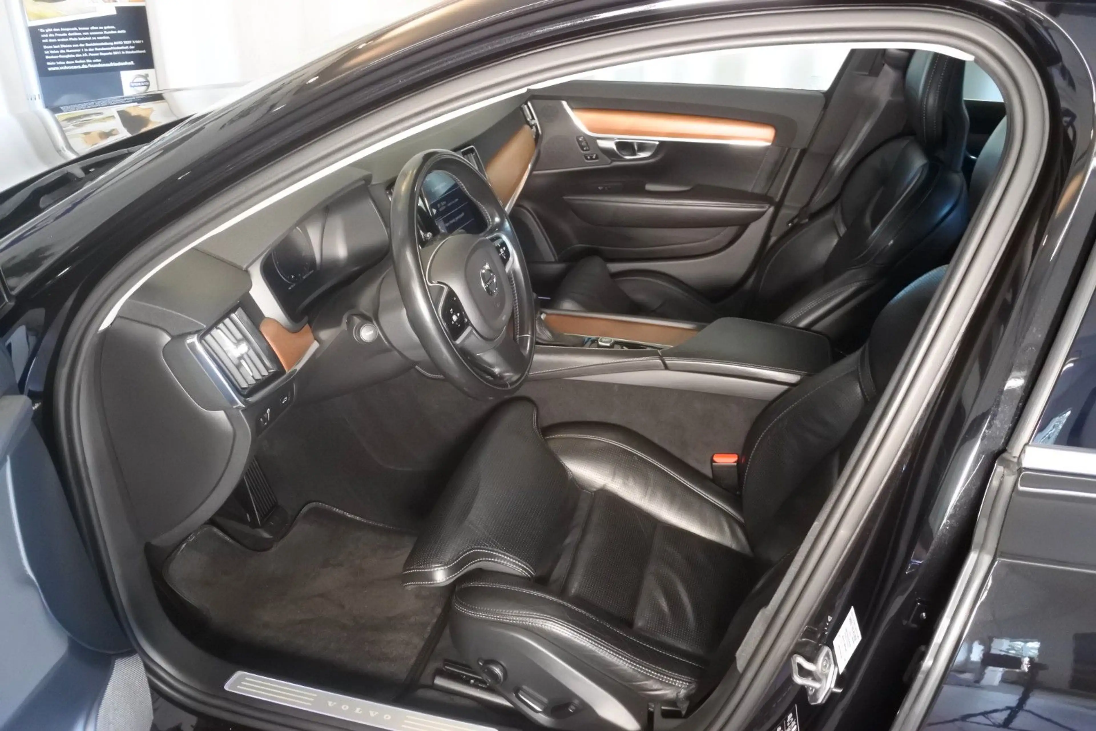 Volvo V90 D4 Inscription *Massage-Standheizung-AHK* — photo 13
