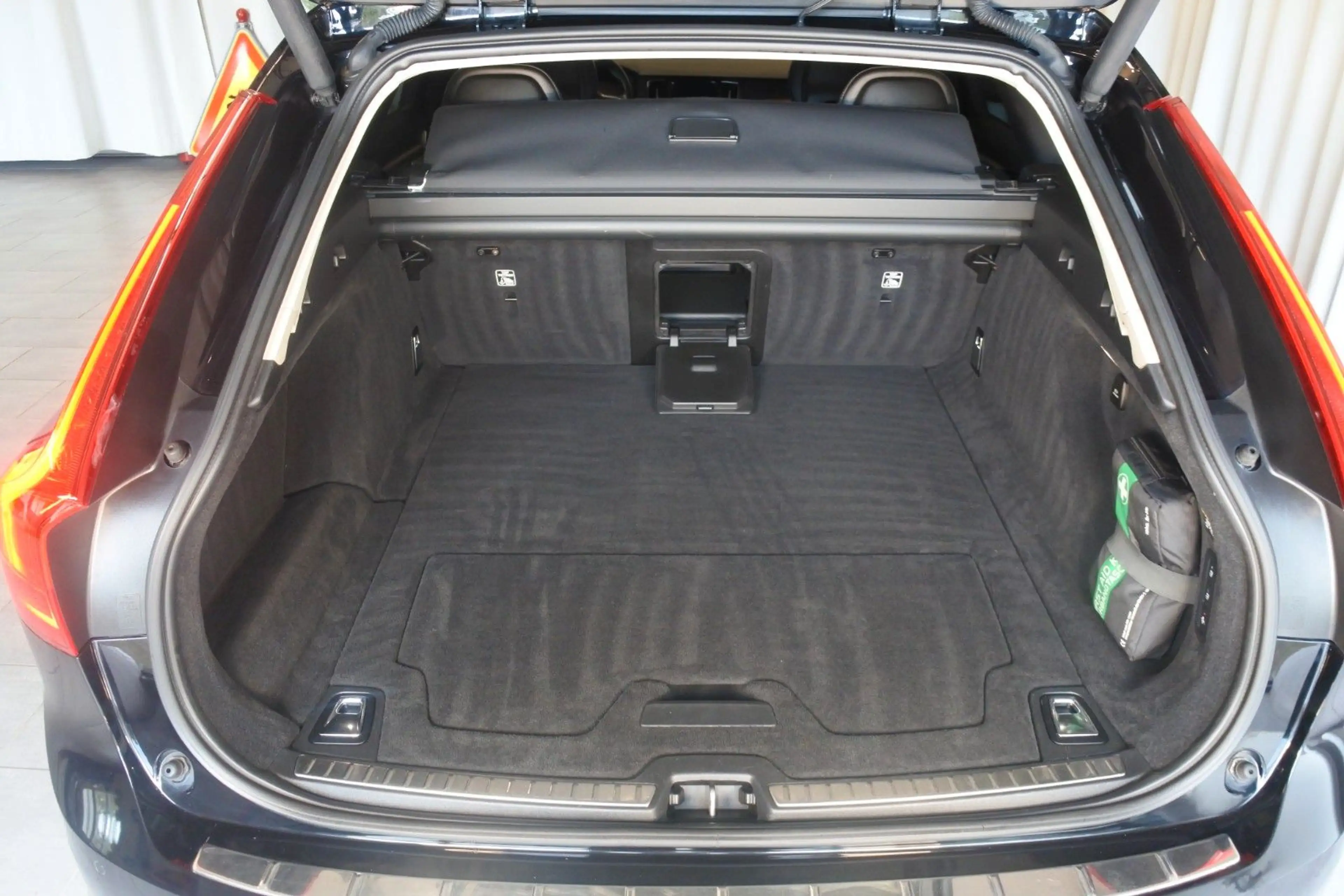 Volvo V90 D4 Inscription *Massage-Standheizung-AHK* — photo 6