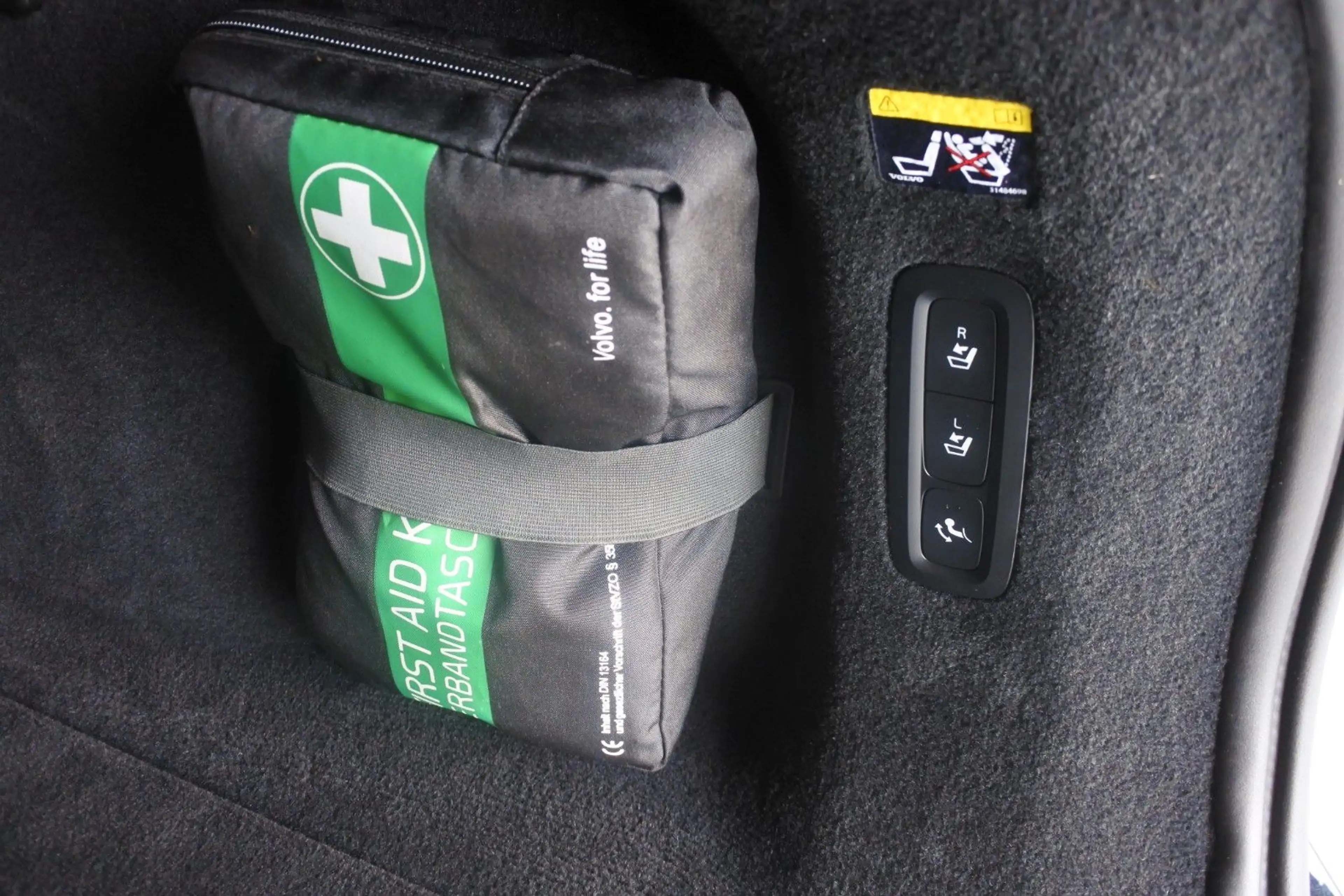 Volvo V90 D4 Inscription *Massage-Standheizung-AHK* — photo 9