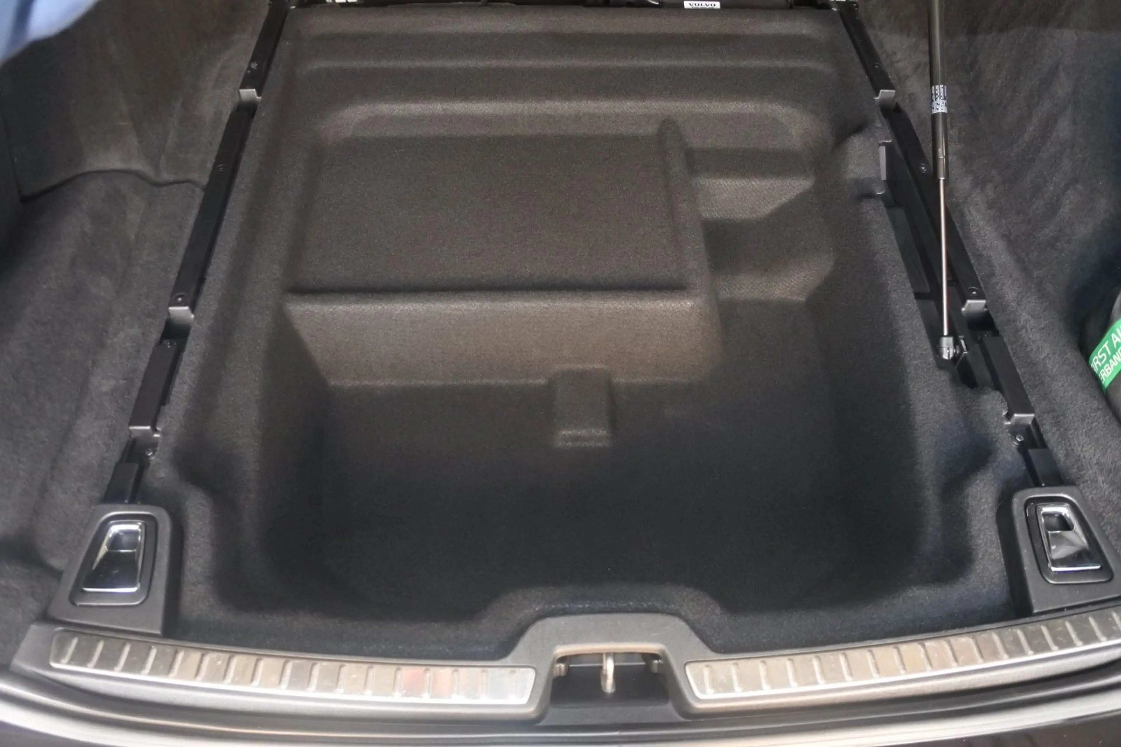 Volvo V90 D4 Inscription *Massage-Standheizung-AHK* — photo 8