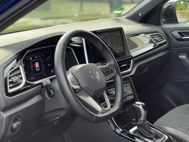 Volkswagen T-Roc view 4