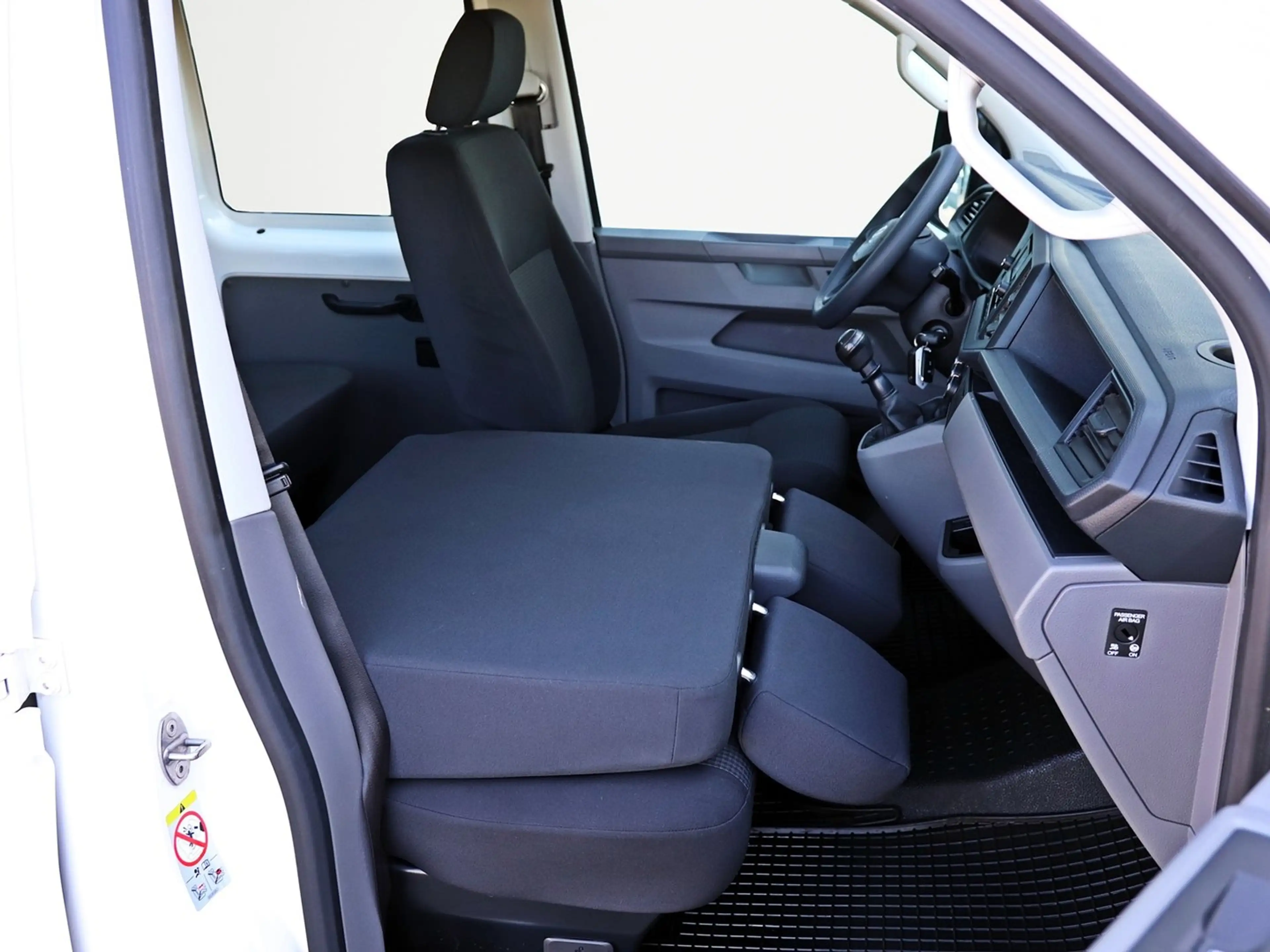 Volkswagen T6.1 Transporter Doka-Pritsche TDI — photo 14