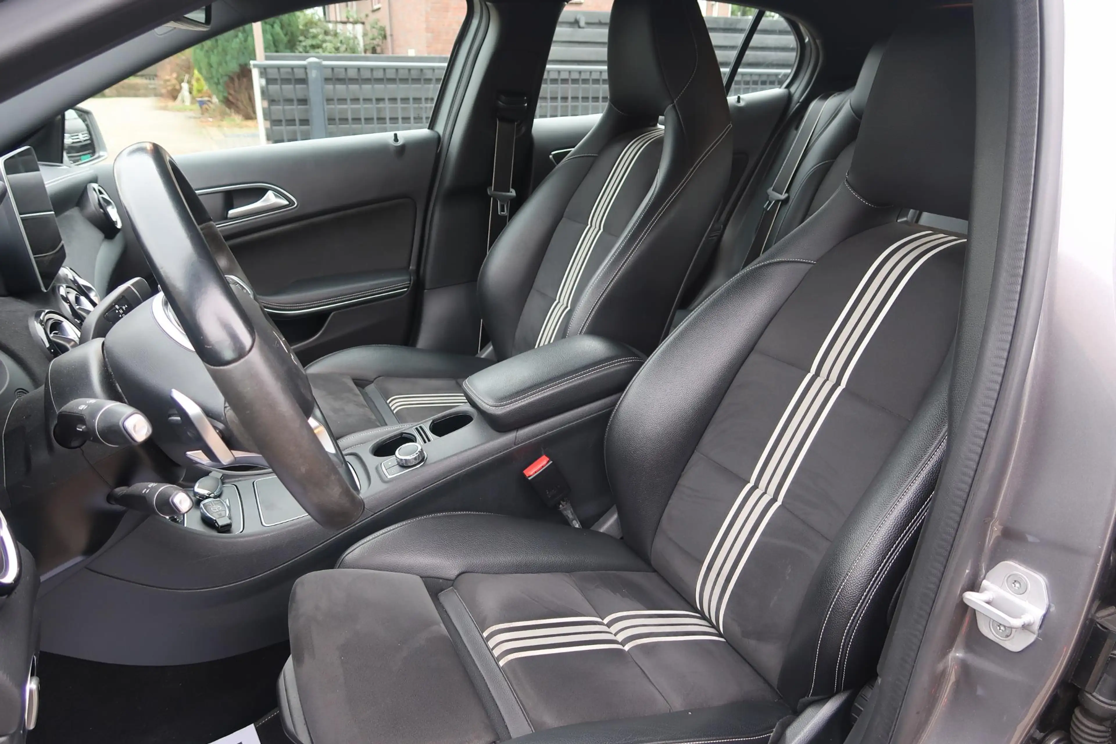 Mercedes-Benz GLA 180 — photo 10