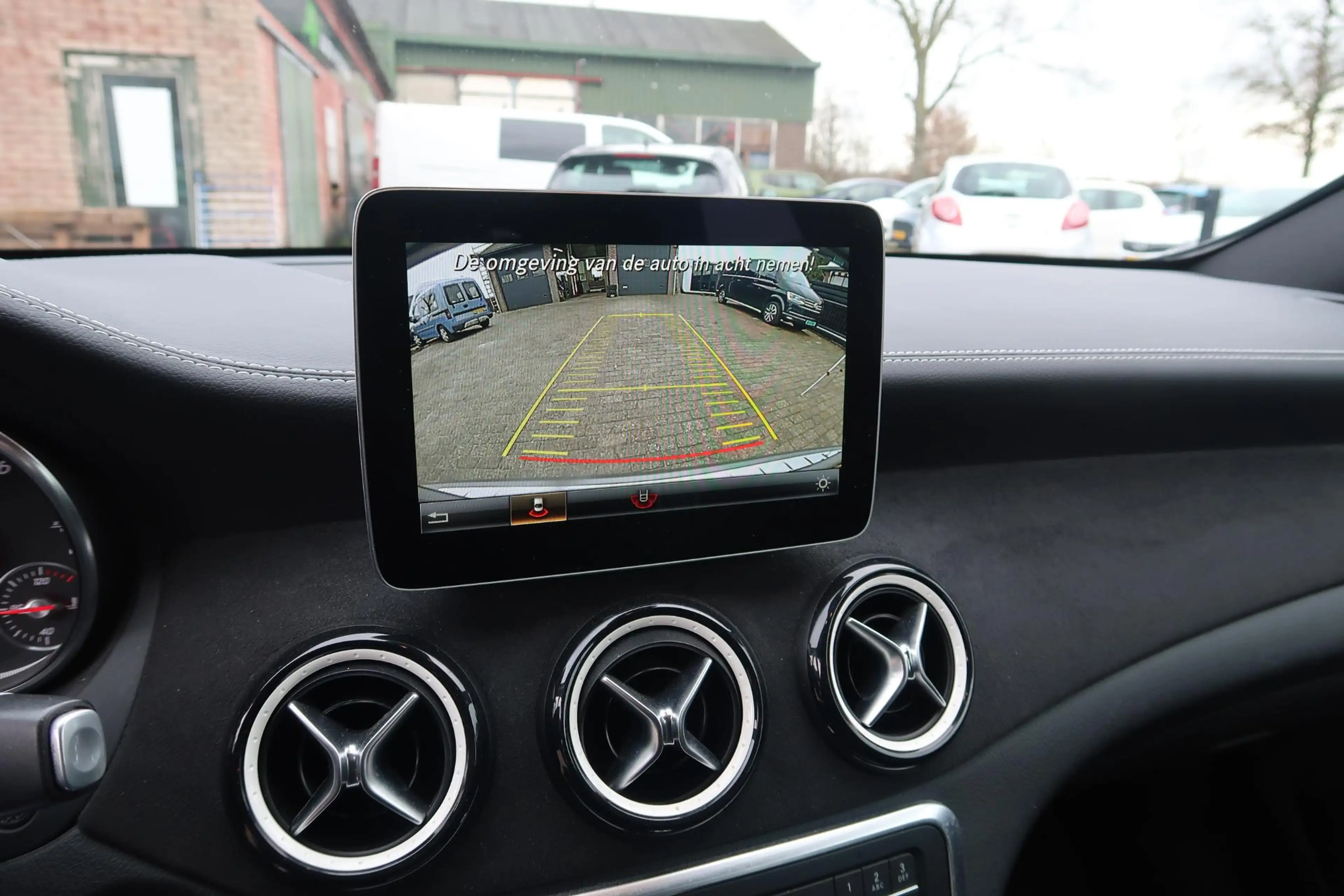 Mercedes-Benz GLA 180 — photo 12