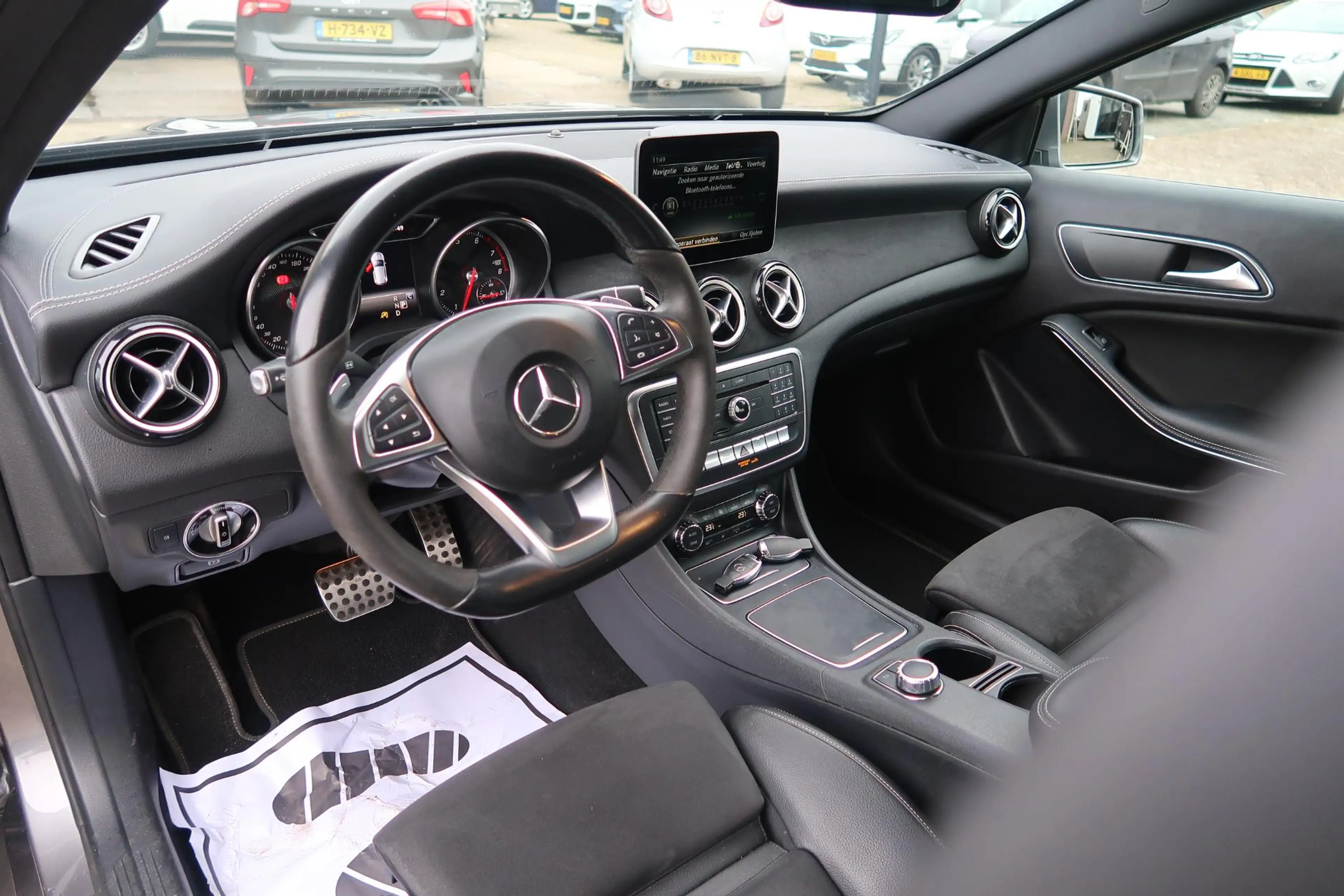 Mercedes-Benz GLA 180 — photo 9