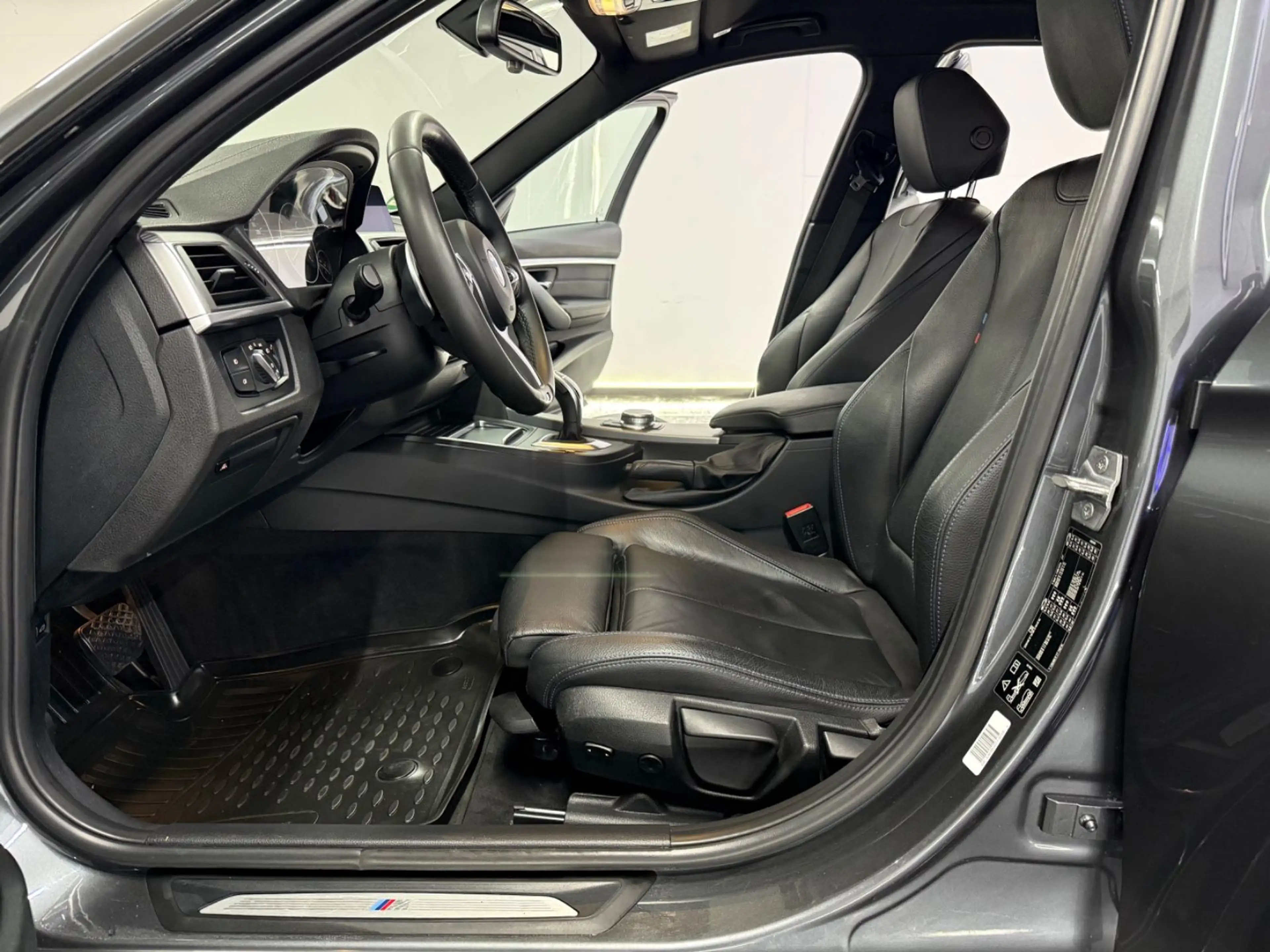 BMW 335 d Touring xDrive M Sport LEDER LED ACC DAB — photo 8