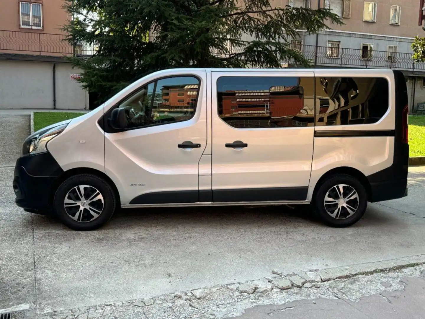 Nissan NV300 29 1.6 dCi 145CV Bus IVA COMPRESA 9POSTI-WEBASTO Gri - 2