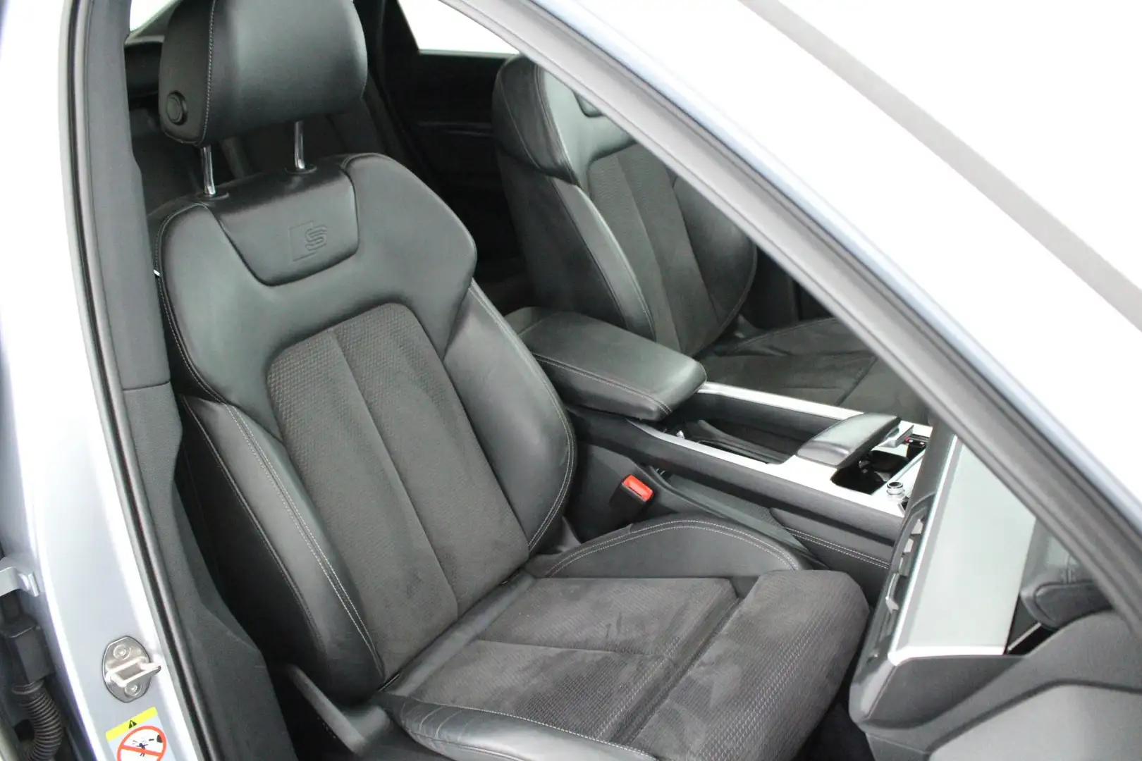 Audi e-tron Sportback 50 313pk quattro S-Line 71 kWh Trekhaak Grijs - 2
