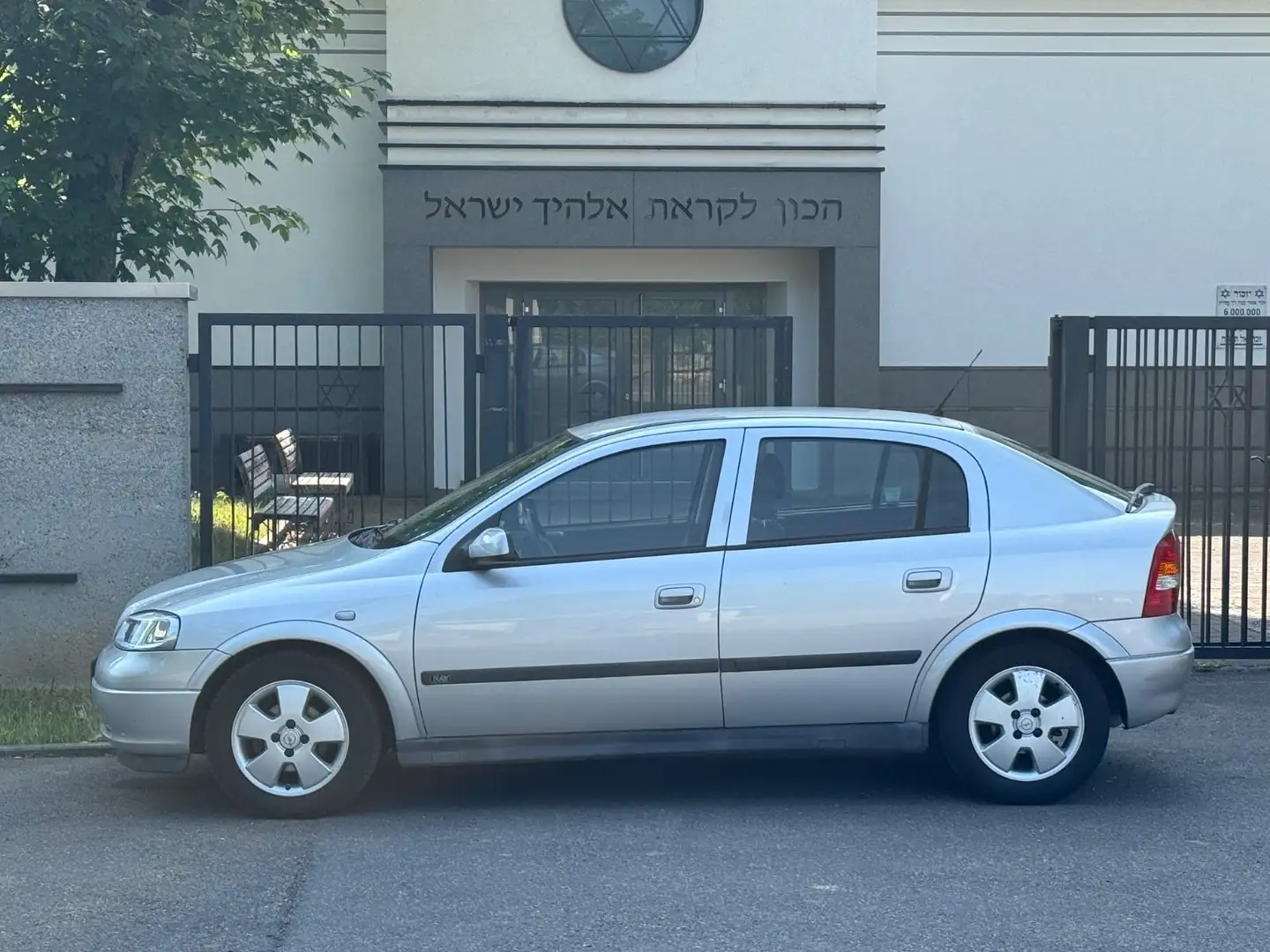 Opel Astra 1.6 Njoy /OPA-Fahrzeug/Wenig KM ! Silber - 2