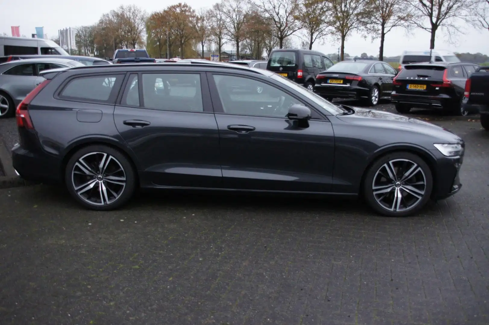 Volvo V60 2.0 T4 R-Design Grijs - 2