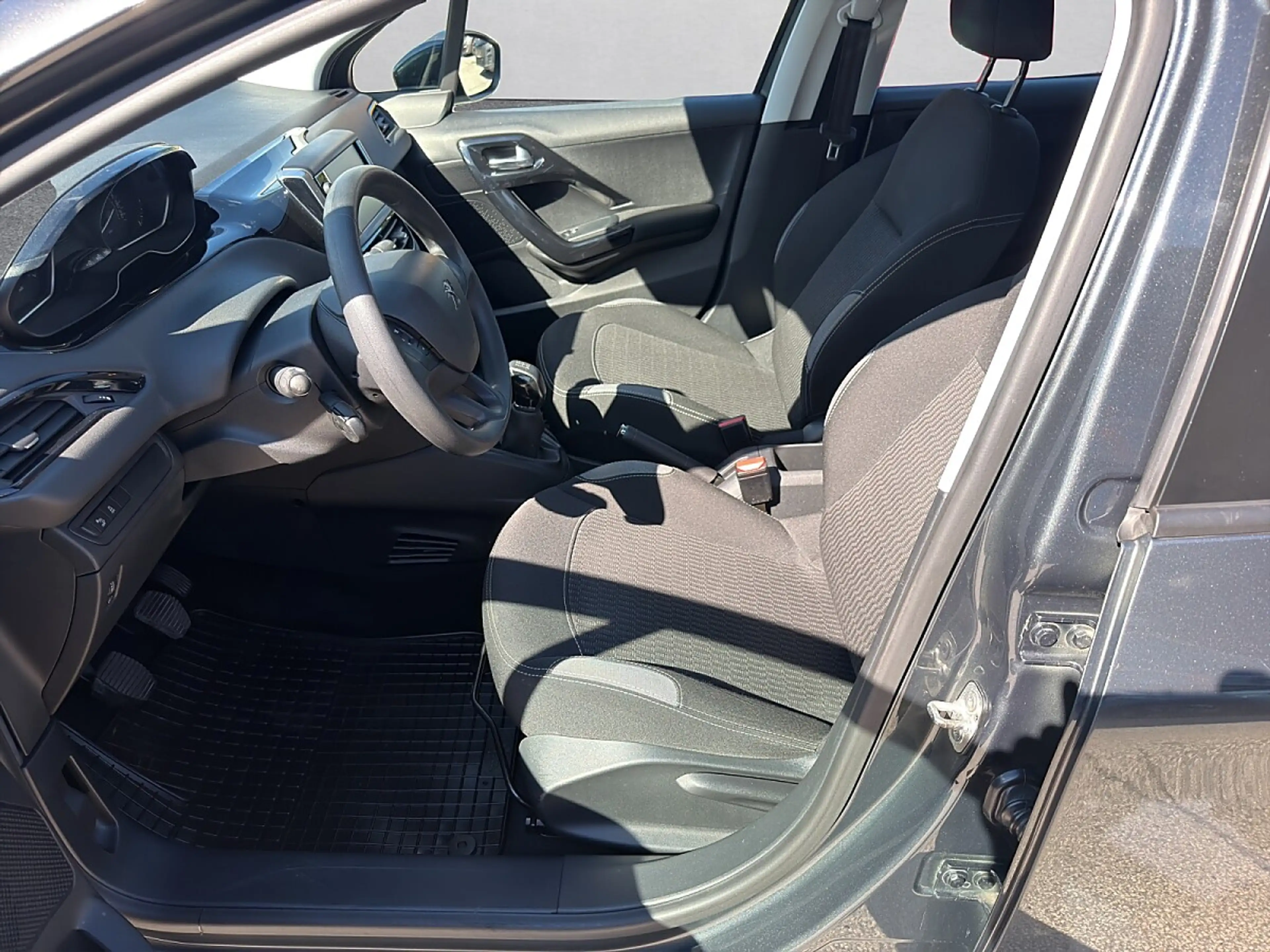 Peugeot 208 Active 1,2 PureTech 82 — photo 9