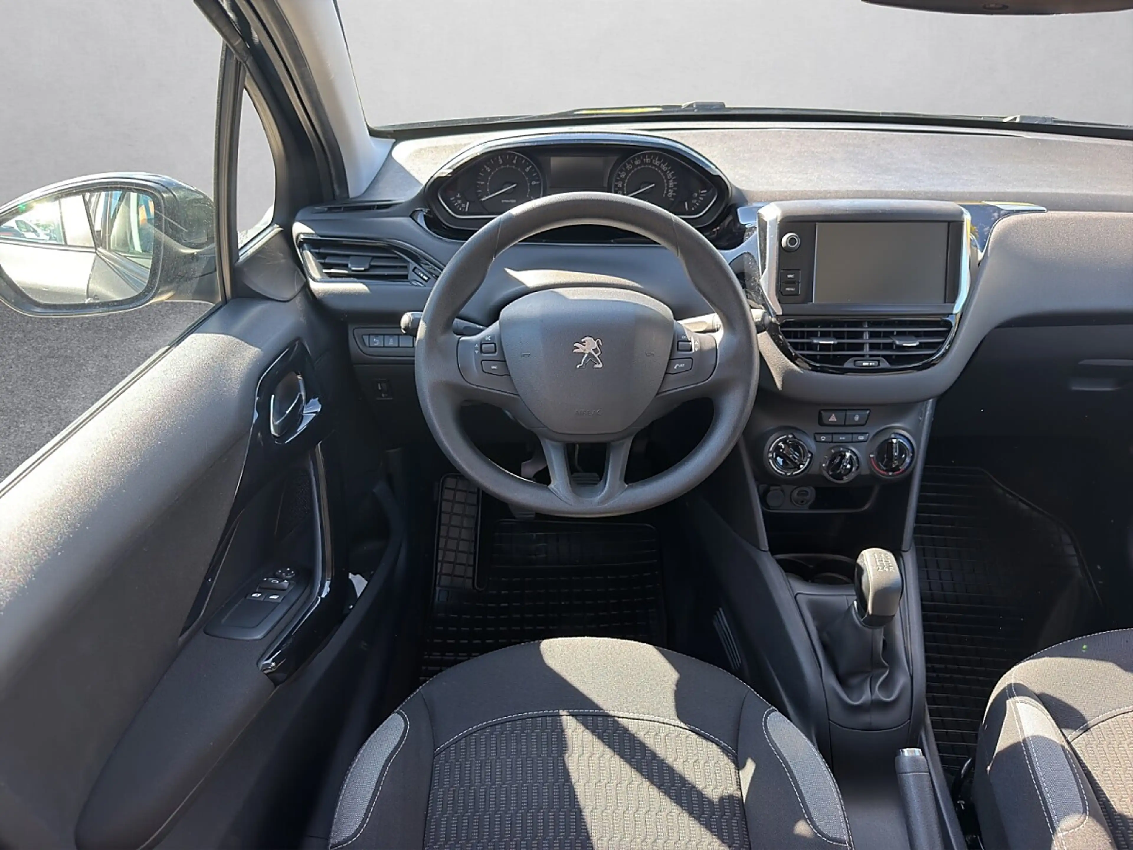 Peugeot 208 Active 1,2 PureTech 82 — photo 11