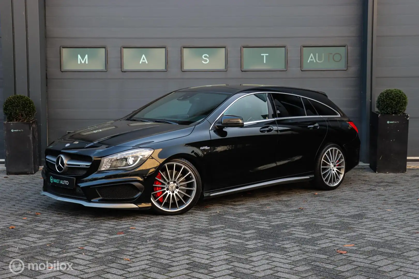Mercedes-Benz CLA45 Shooting Brake AMG 4MATIC Schwarz - 1
