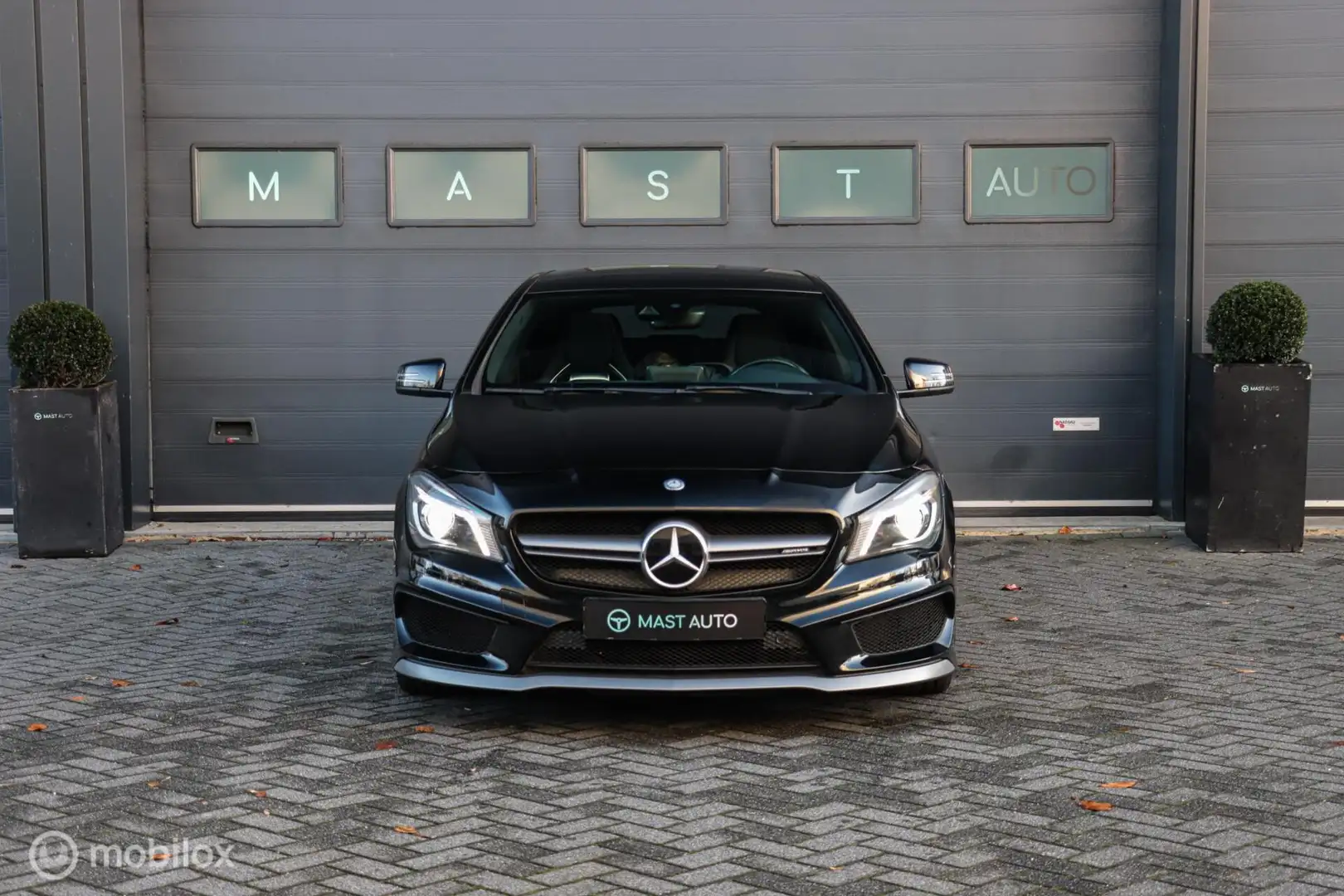 Mercedes-Benz CLA45 Shooting Brake AMG 4MATIC Schwarz - 2