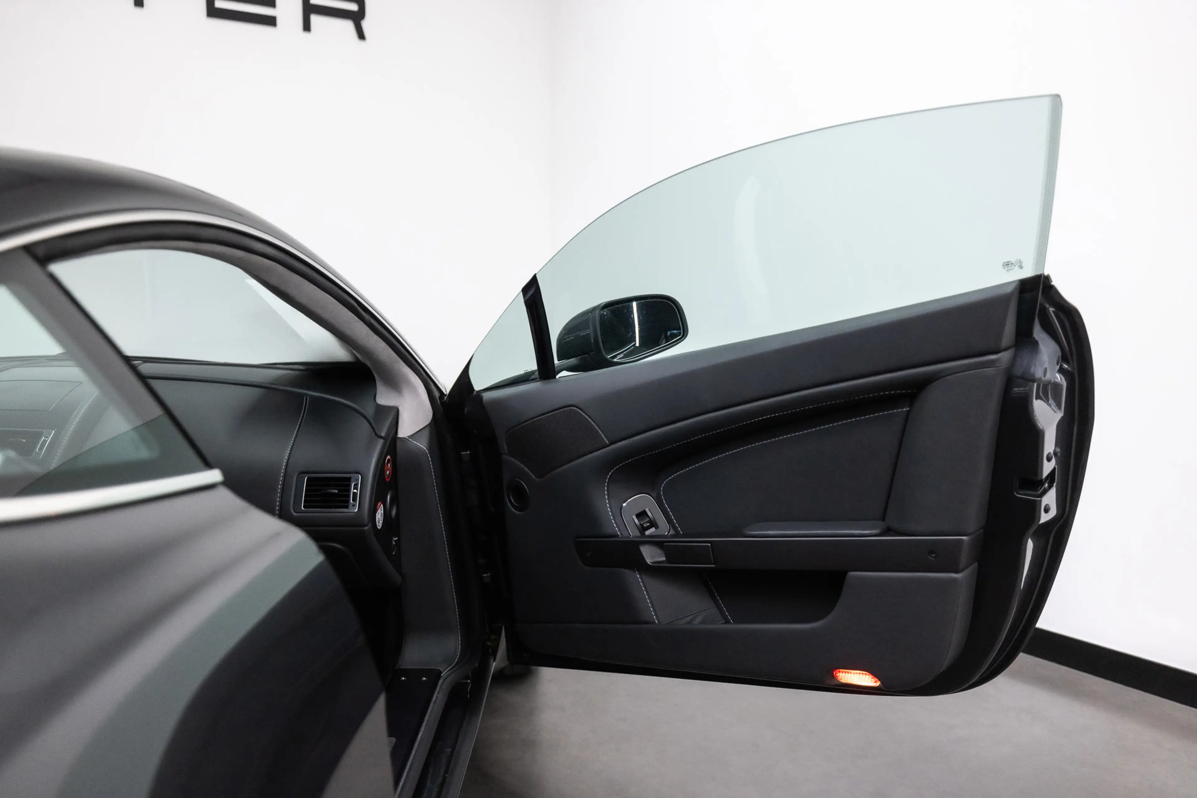 Aston Martin Vantage V8 4.7 V8 Fiscale waarde € 12.000,- 4.7 V8 — photo 36