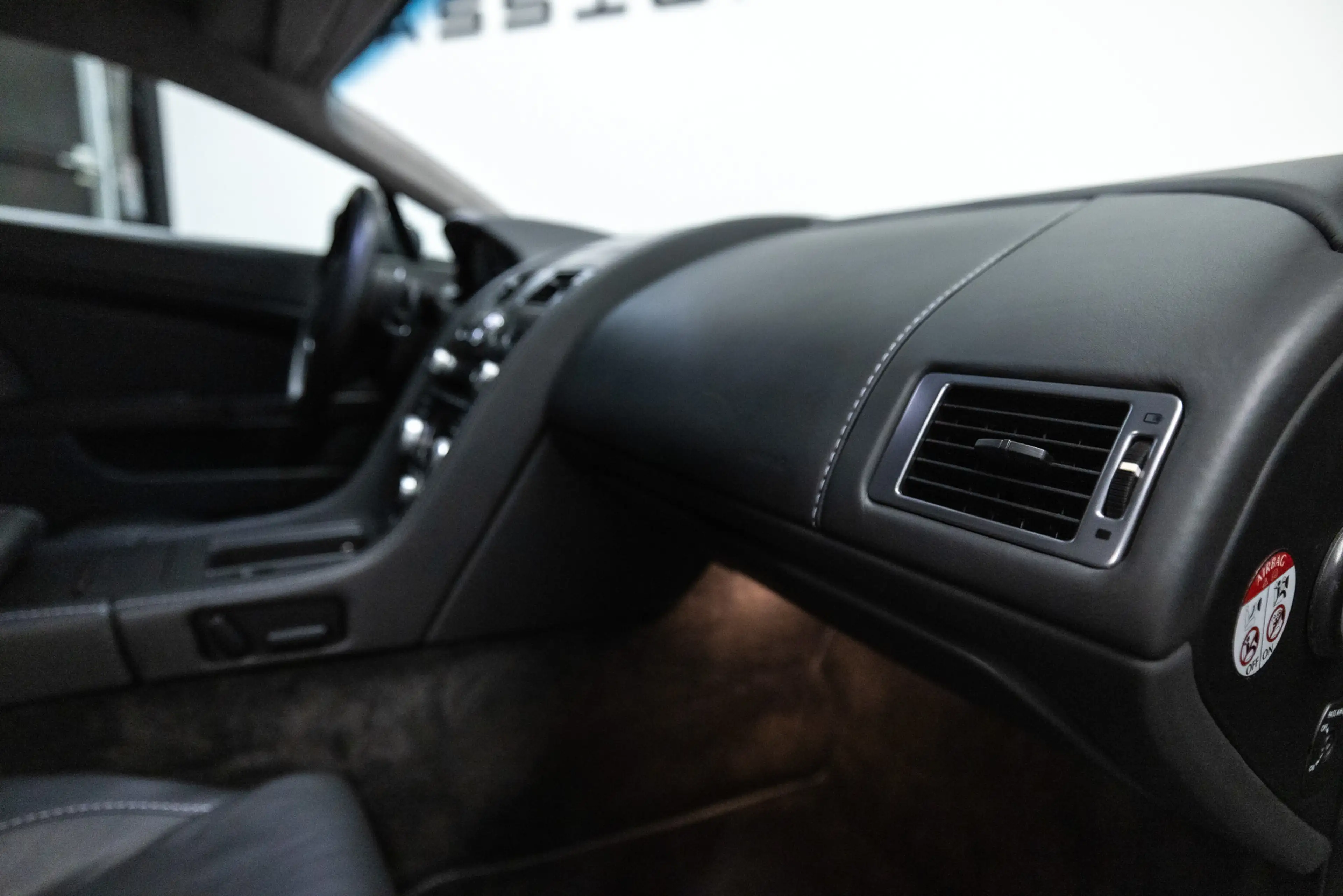Aston Martin Vantage V8 4.7 V8 Fiscale waarde € 12.000,- 4.7 V8 — photo 18