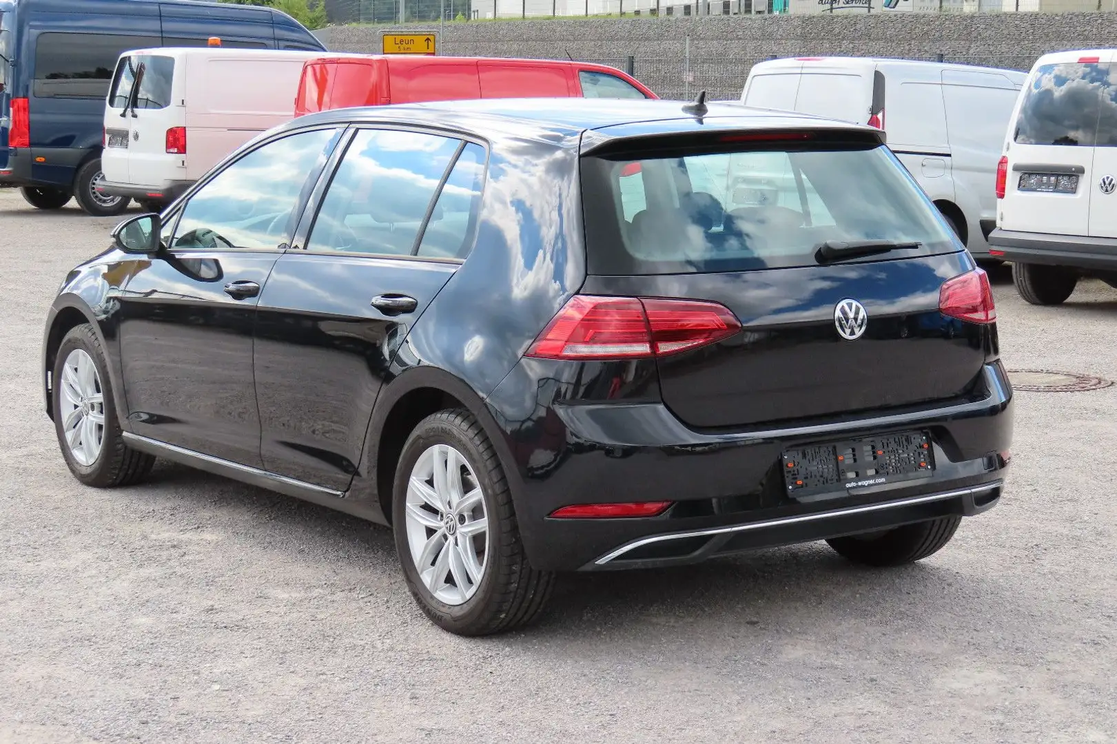 Volkswagen Golf VII Lim. 1,5 TSi DSG CarPlay Navi ACC 1.Hd Negro - 2