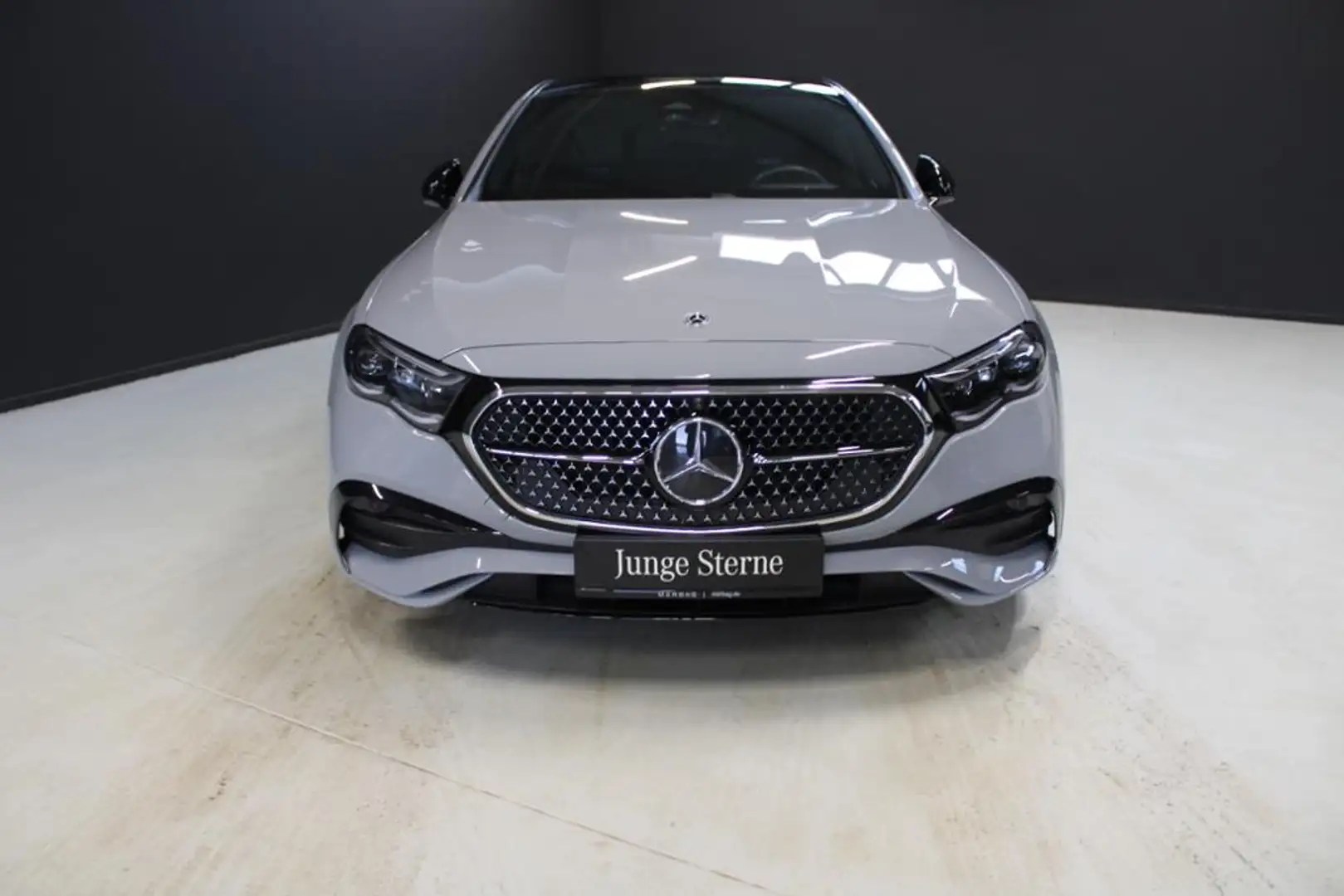 Mercedes-Benz E 400 e 4M *AMG Night AIRMAT Pano AHK Burm Techn Gris - 2