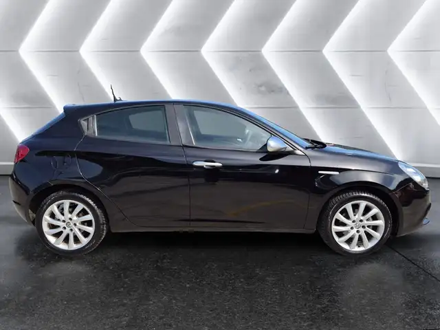 Alfa Romeo Giulietta view 5
