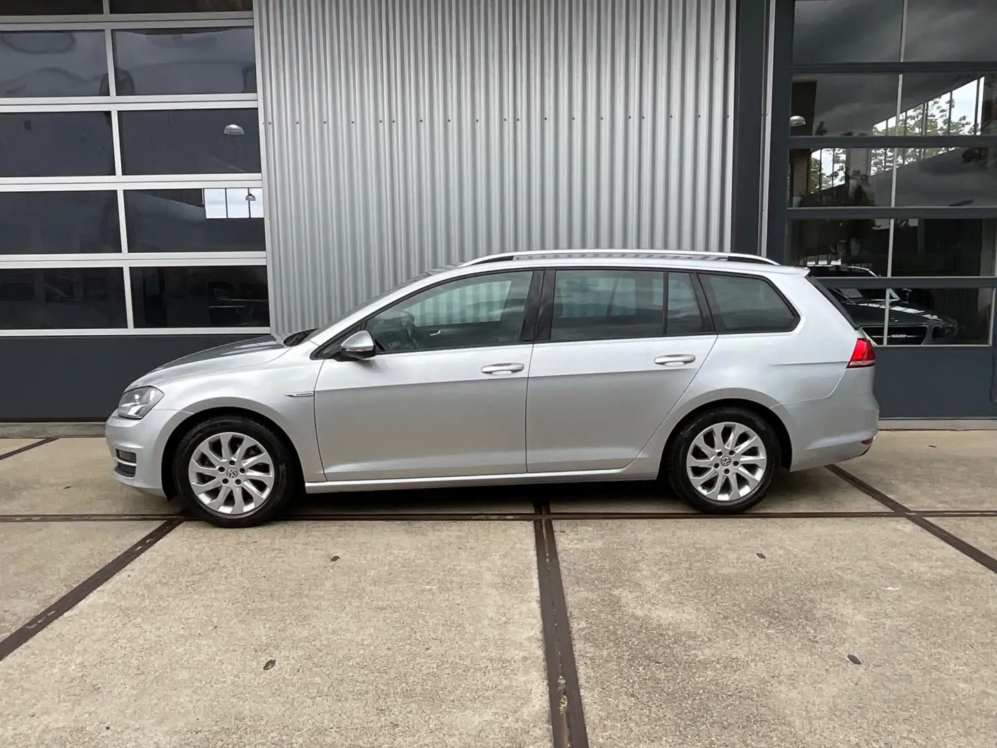Volkswagen Golf Variant 1.0 TSI Connected Series Grijs - 2