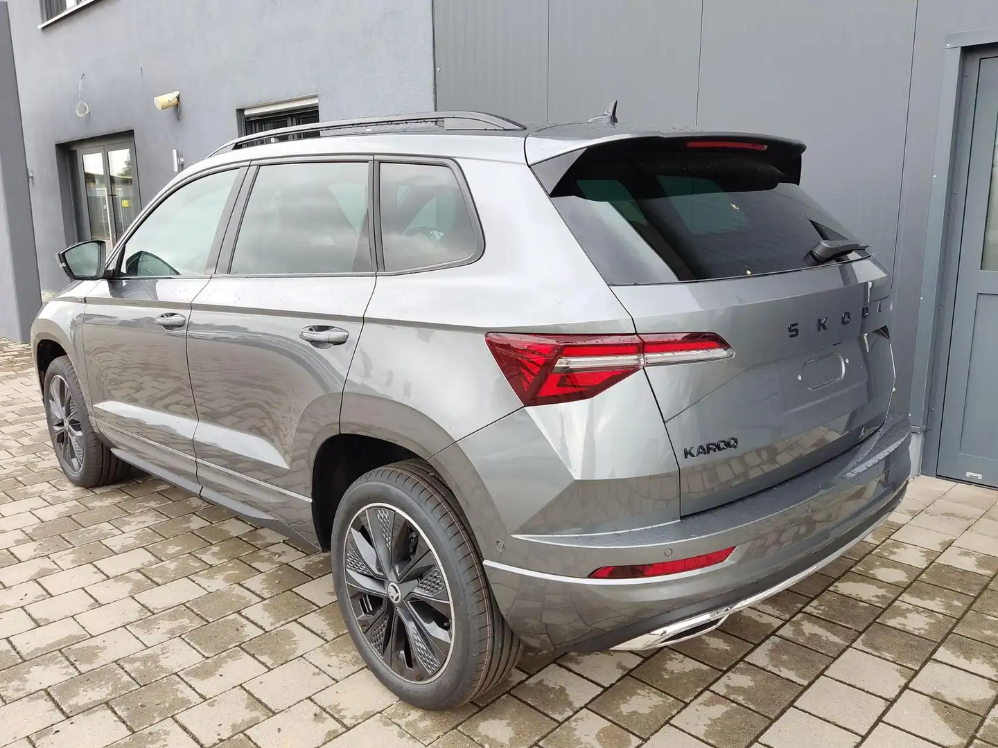 Skoda Karoq Sportline 1,5 TSI 150 PS DSG Navi-4x Sitzheizun... Grau - 2