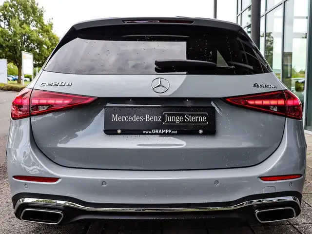 Mercedes-Benz C-Class view 4