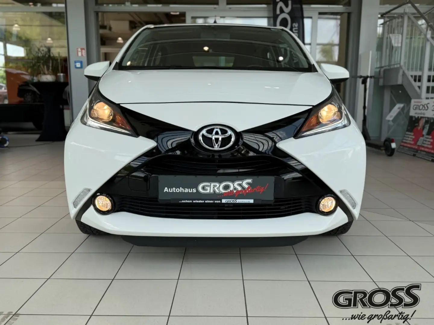 Toyota Aygo X-Play Touch 1.0 Rückfahrkam. Tel.-Vorb. Berganfah White - 2