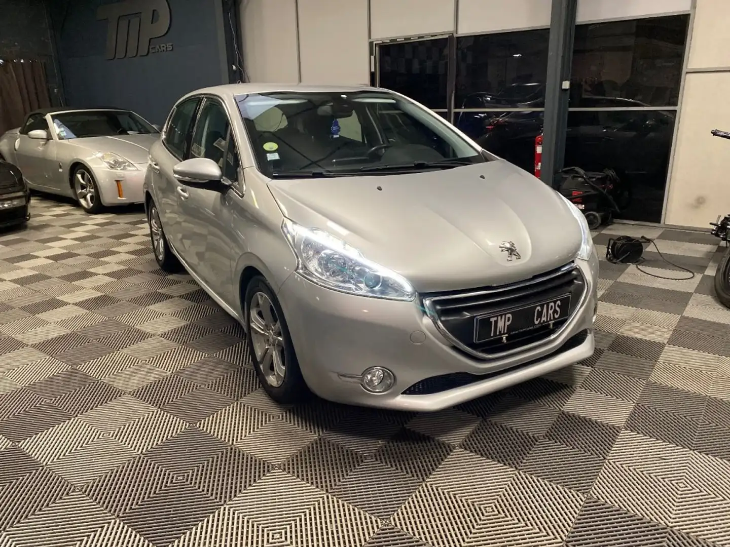 Peugeot 208 Allure 1.6 HDI 92ch Gris - 1