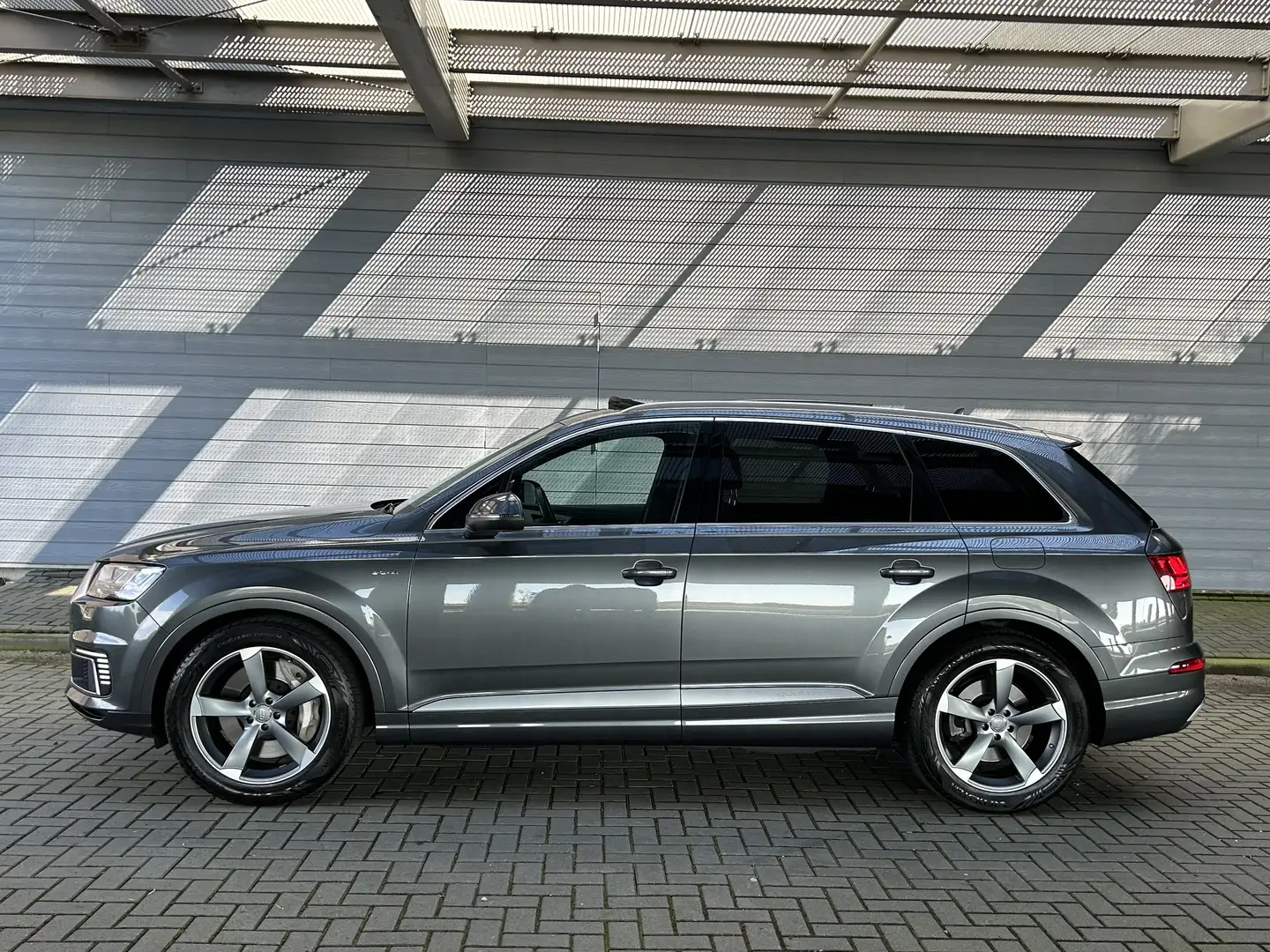 Audi Q7 3.0 TDI e-tr. q. Sp. Grijs - 2