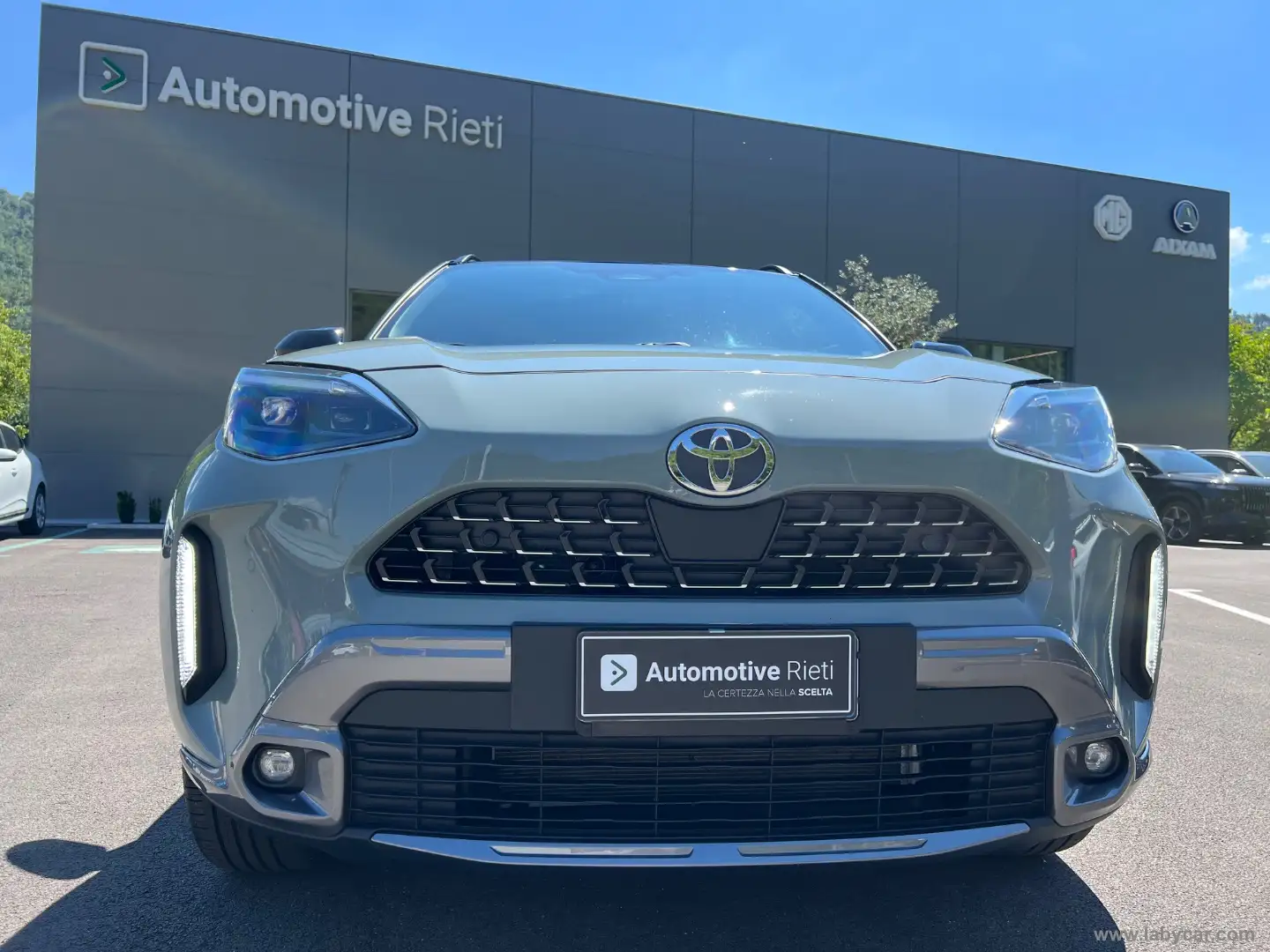 Toyota Yaris Cross 1.5 Hybrid 5p.E-CVT Premiere 130CV Grijs - 2