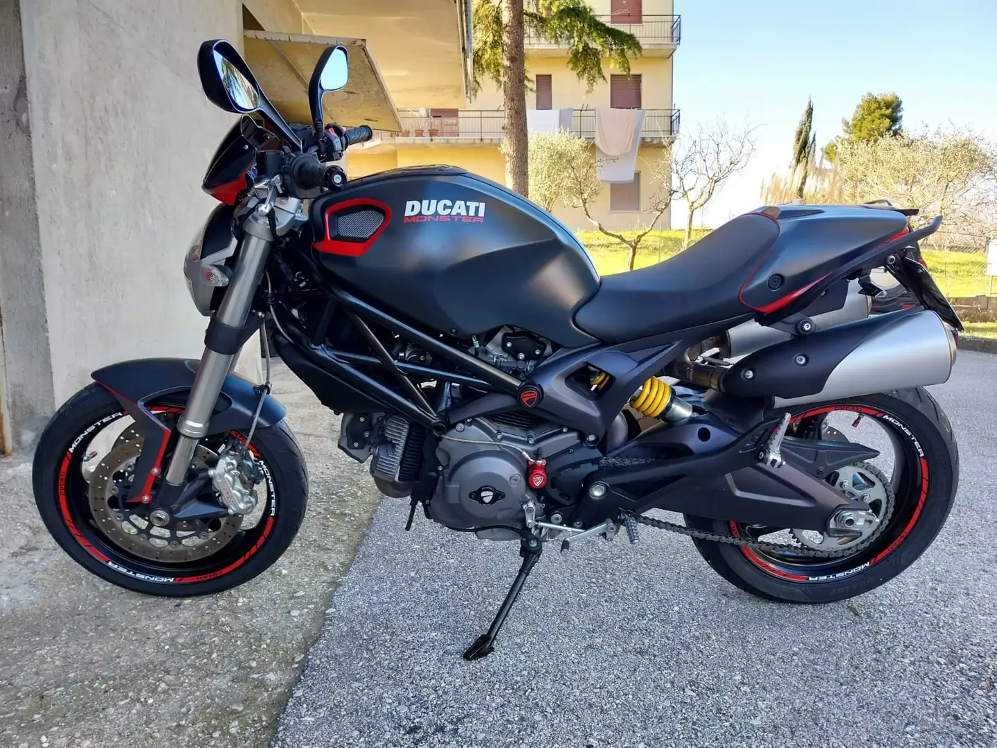 Ducati Monster 696 Versione Plus Gris - 1