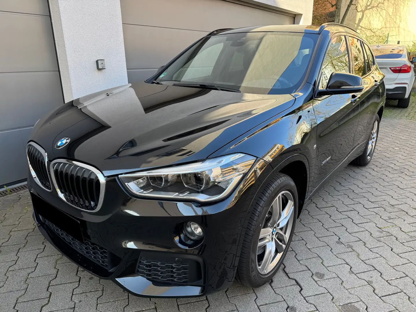 BMW X1 xDrive 25 i M Sport*H&K*Pano*Leder*WR*HUD*LED Zwart - 1