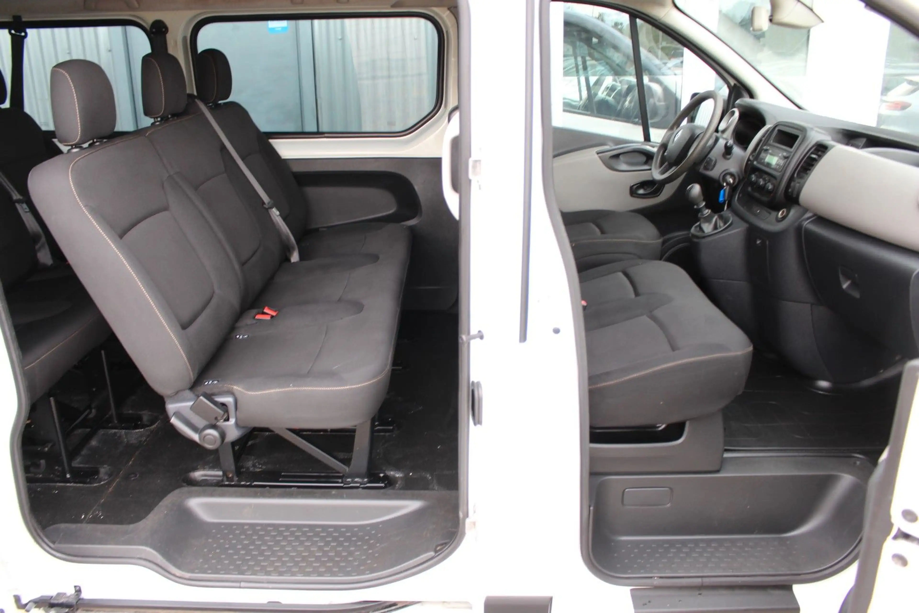 Renault Trafic L1H1 2,7t 9 Sitzer+Klima+AHK+2.Hand — photo 12