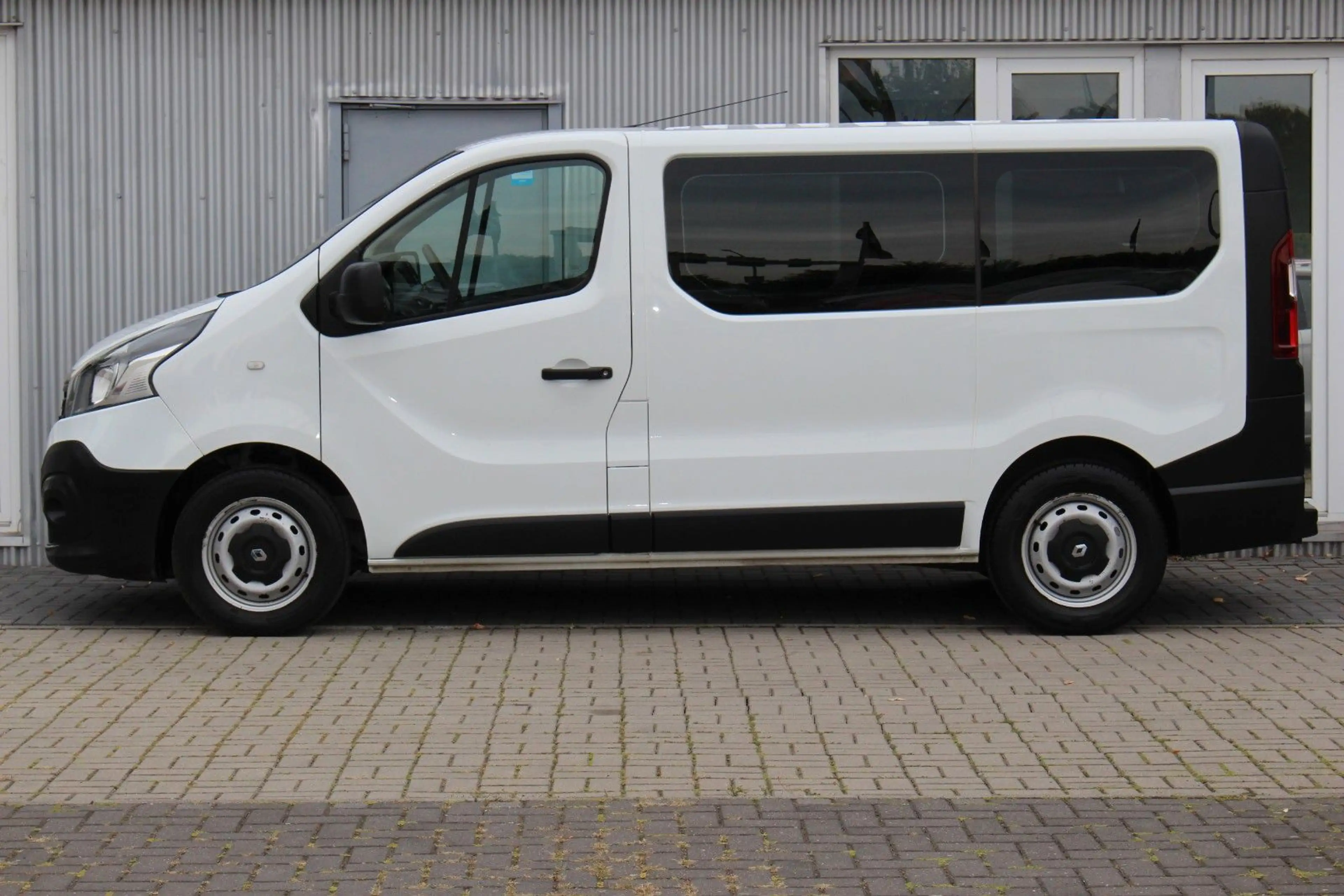 Renault Trafic L1H1 2,7t 9 Sitzer+Klima+AHK+2.Hand — photo 15