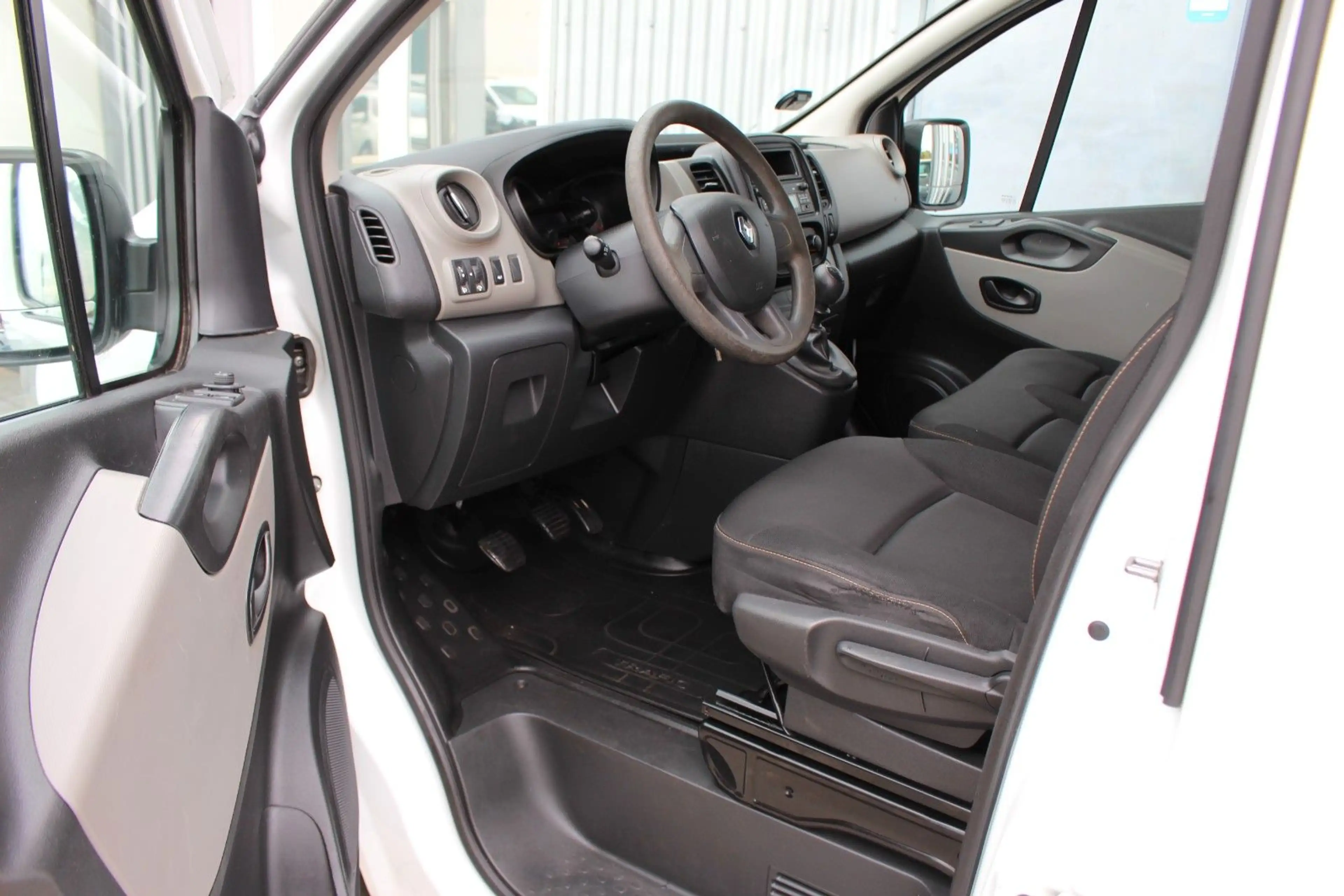 Renault Trafic L1H1 2,7t 9 Sitzer+Klima+AHK+2.Hand — photo 10