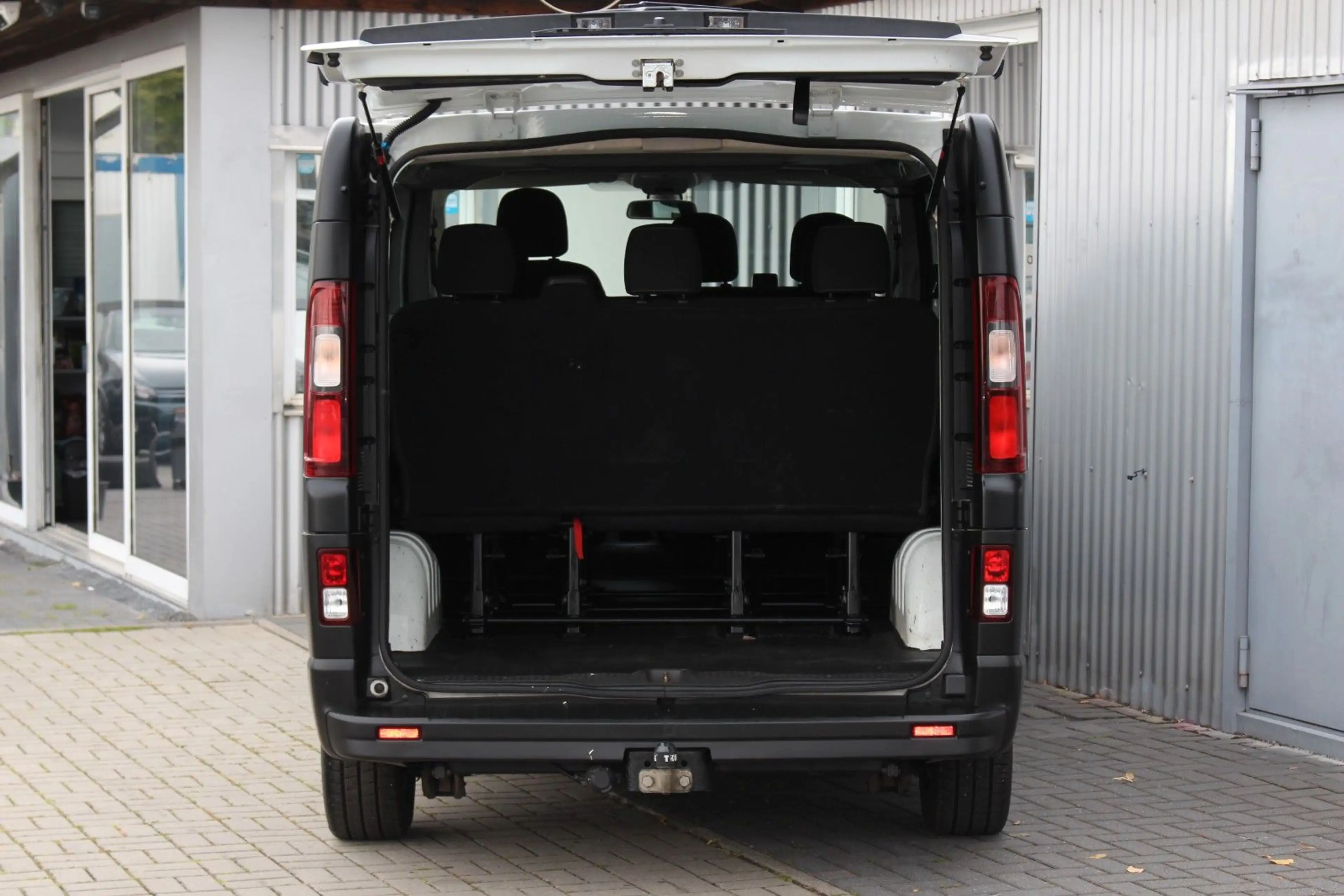 Renault Trafic L1H1 2,7t 9 Sitzer+Klima+AHK+2.Hand — photo 7