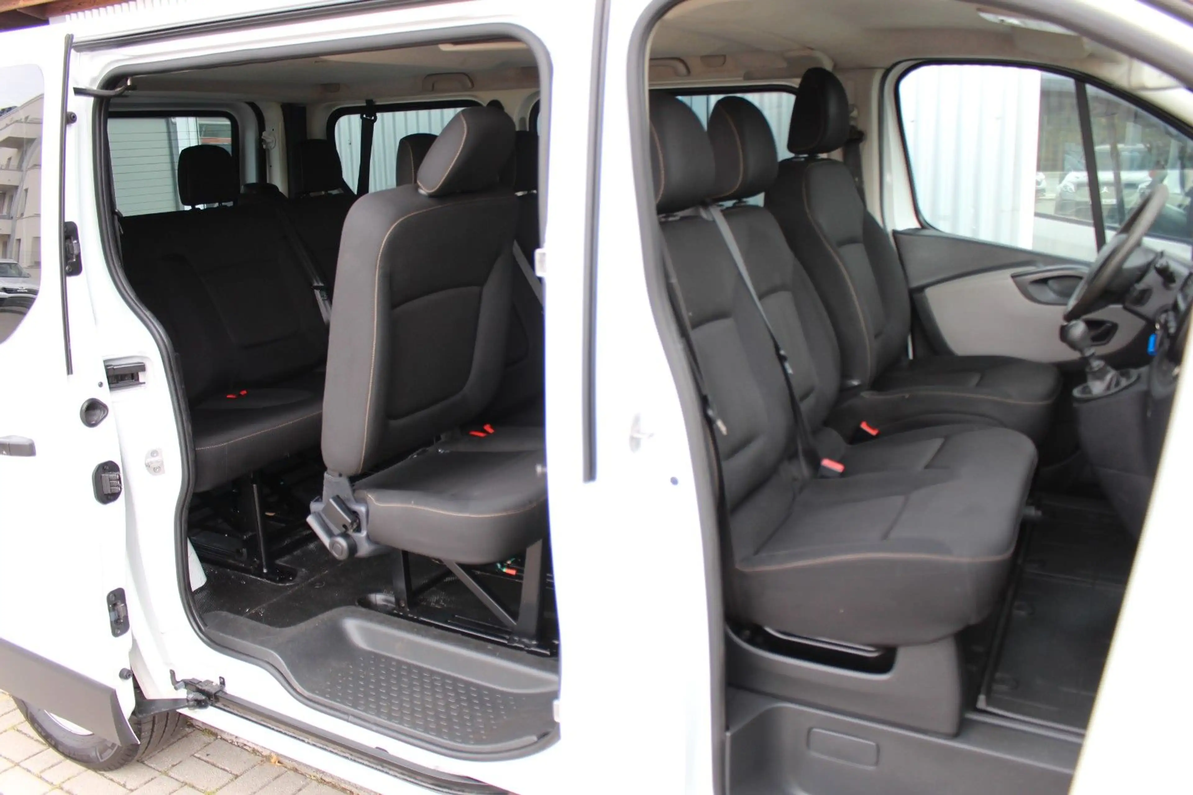 Renault Trafic L1H1 2,7t 9 Sitzer+Klima+AHK+2.Hand — photo 13