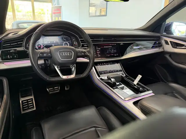 Audi Q8 view 11