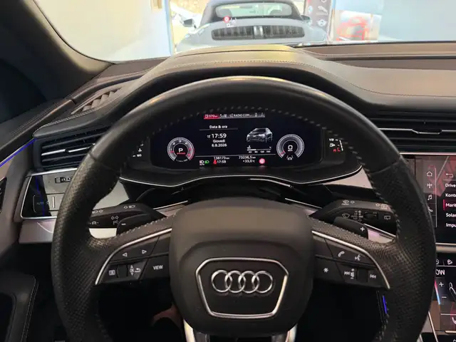 Audi Q8 view 8